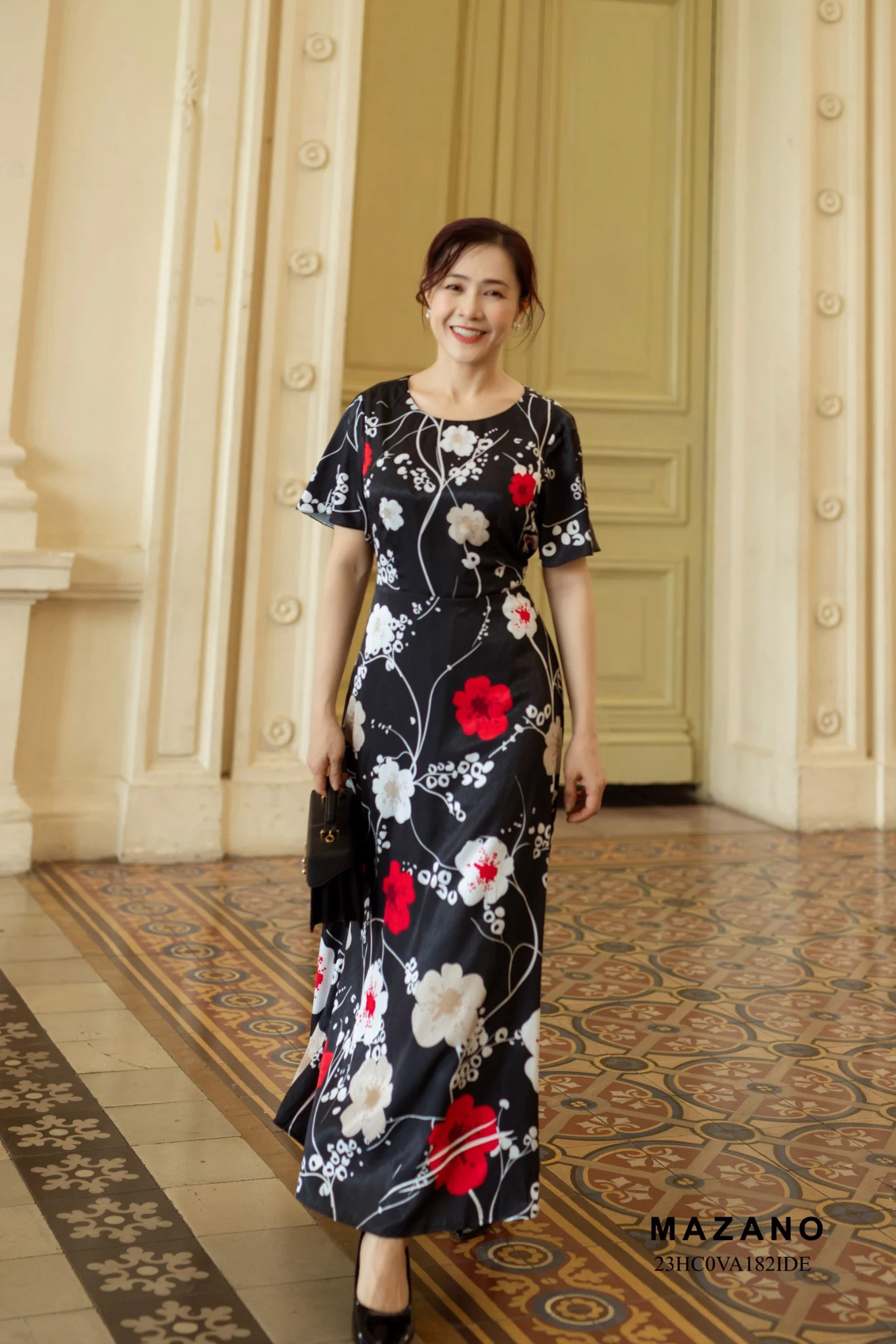 Đầm đen ôm chân rủ tiệc họa tiết hoa