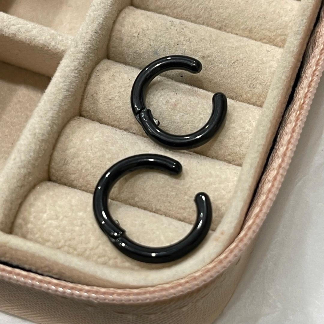 khuyên kẹp giả màu đen size 12.