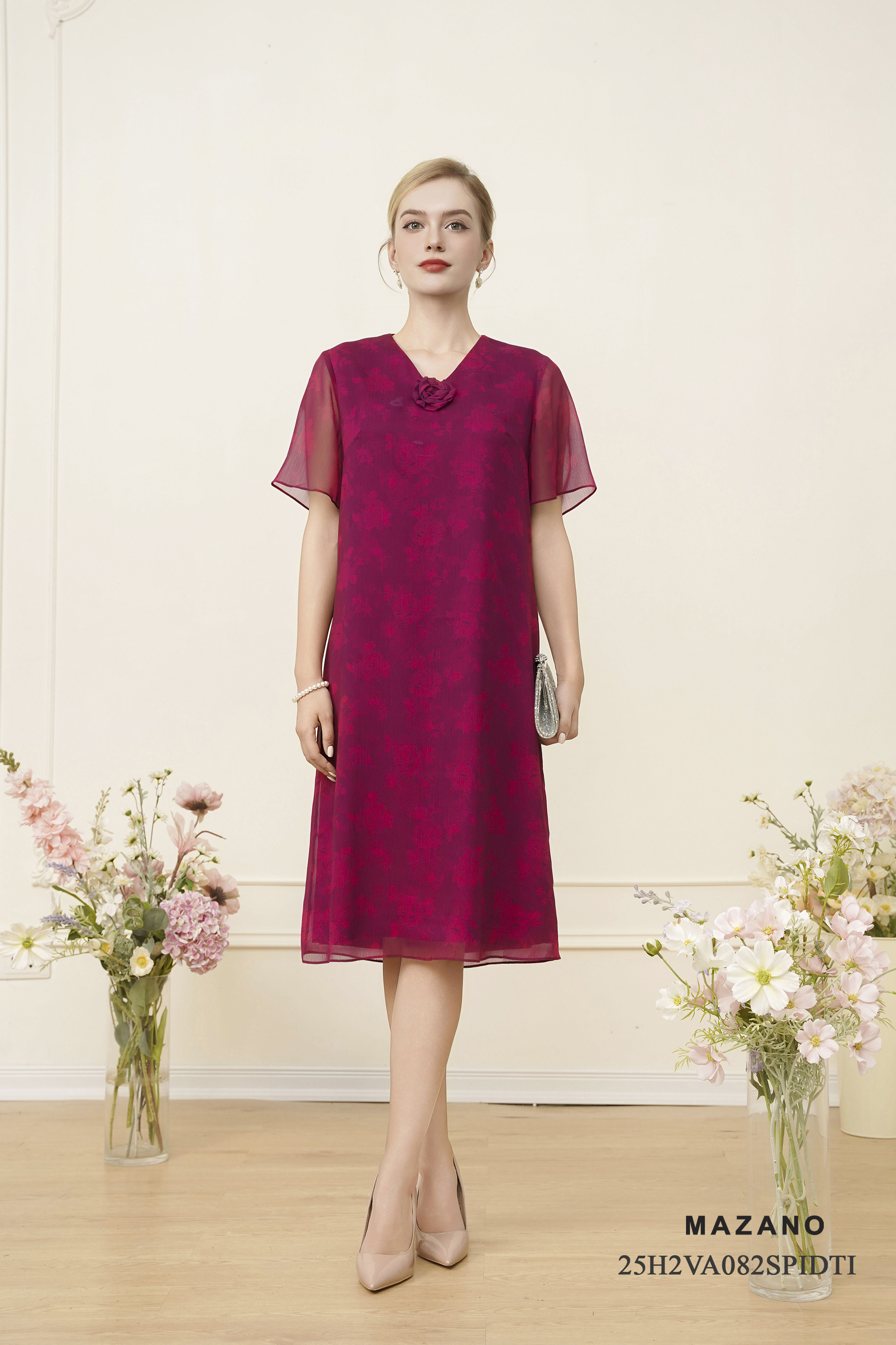 Váy Đầm Suông Vải voan xước phủ lụa in Hoạ tiết hoa hồng cách điệu Cổ V Trang trí hoa cuốn Tay ngắn Dài qua gối