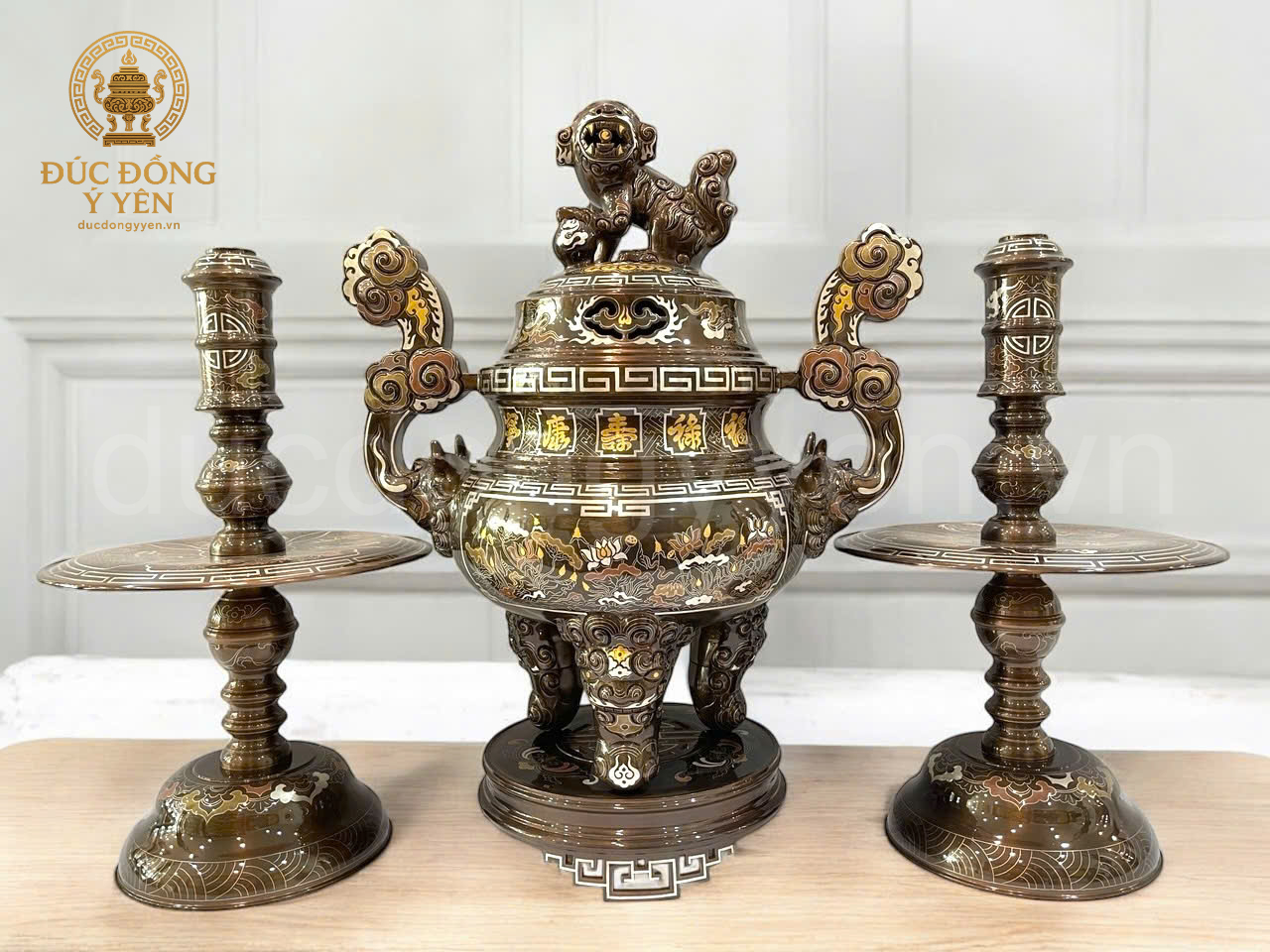 Bộ đỉnh thờ tam sự khảm ngũ sắc khảm hoa văn sen đúc đồng đỏ 