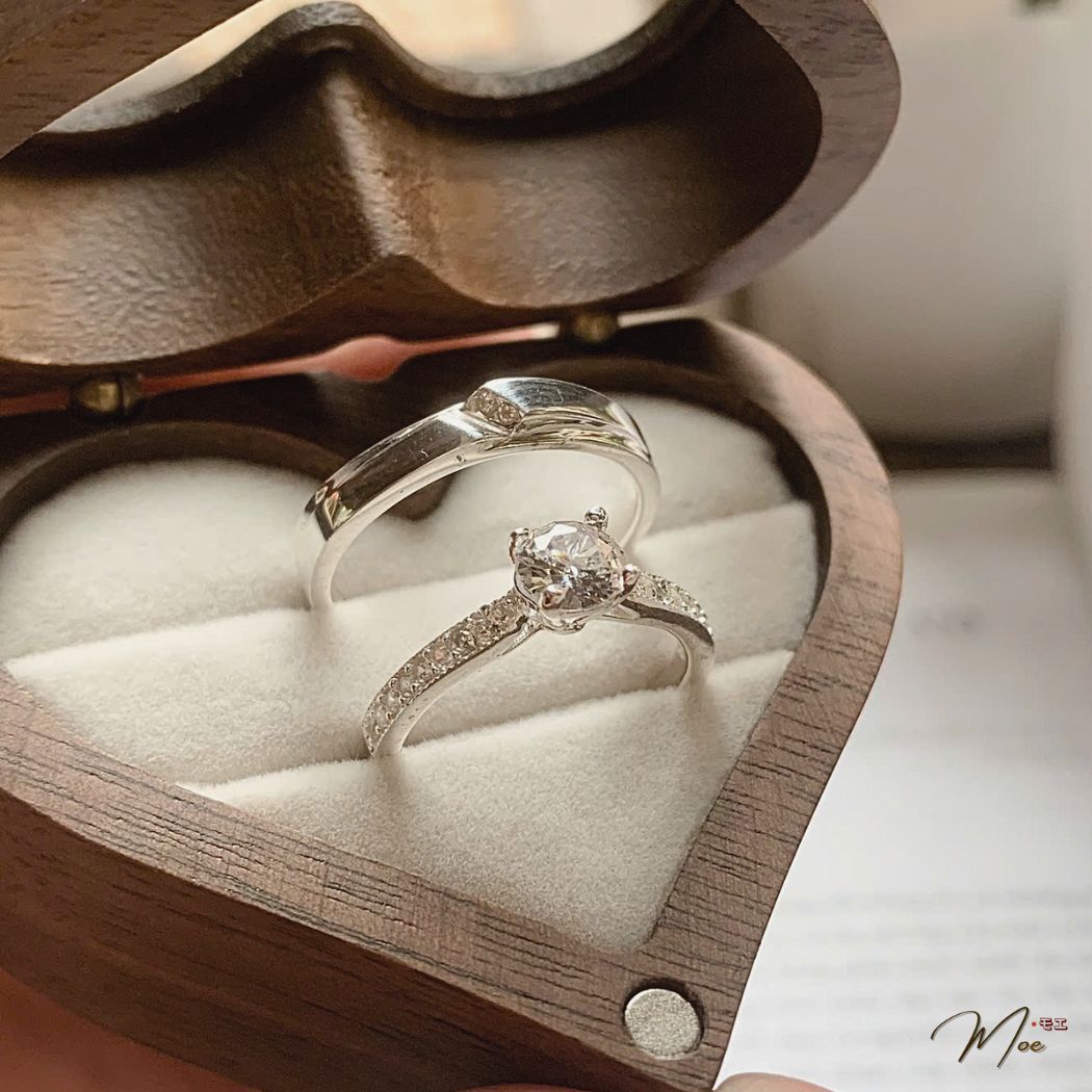 ĐN84 - Nhẫn đôi đá chủ sang trọng đá chéo