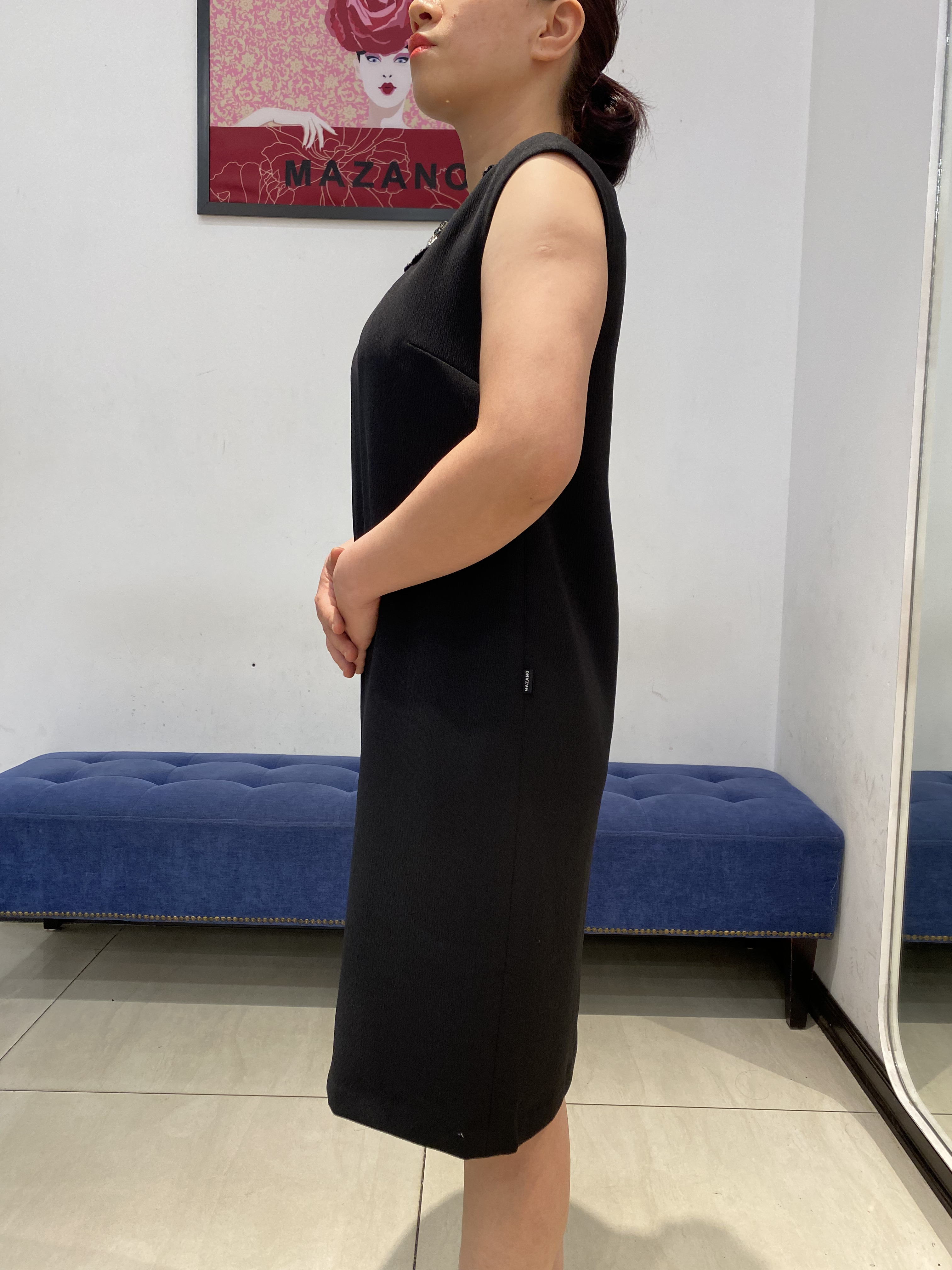 Váy đen vai chờm đính đá_thumbnail_3