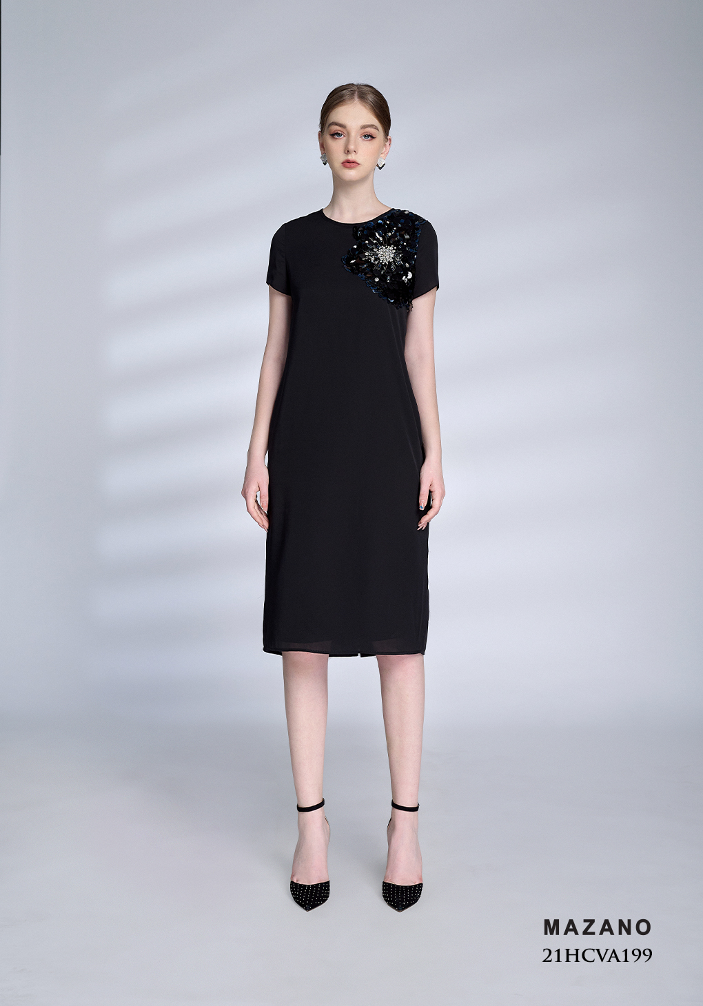 Váy suông đen đính hoa kim sa lệch vai