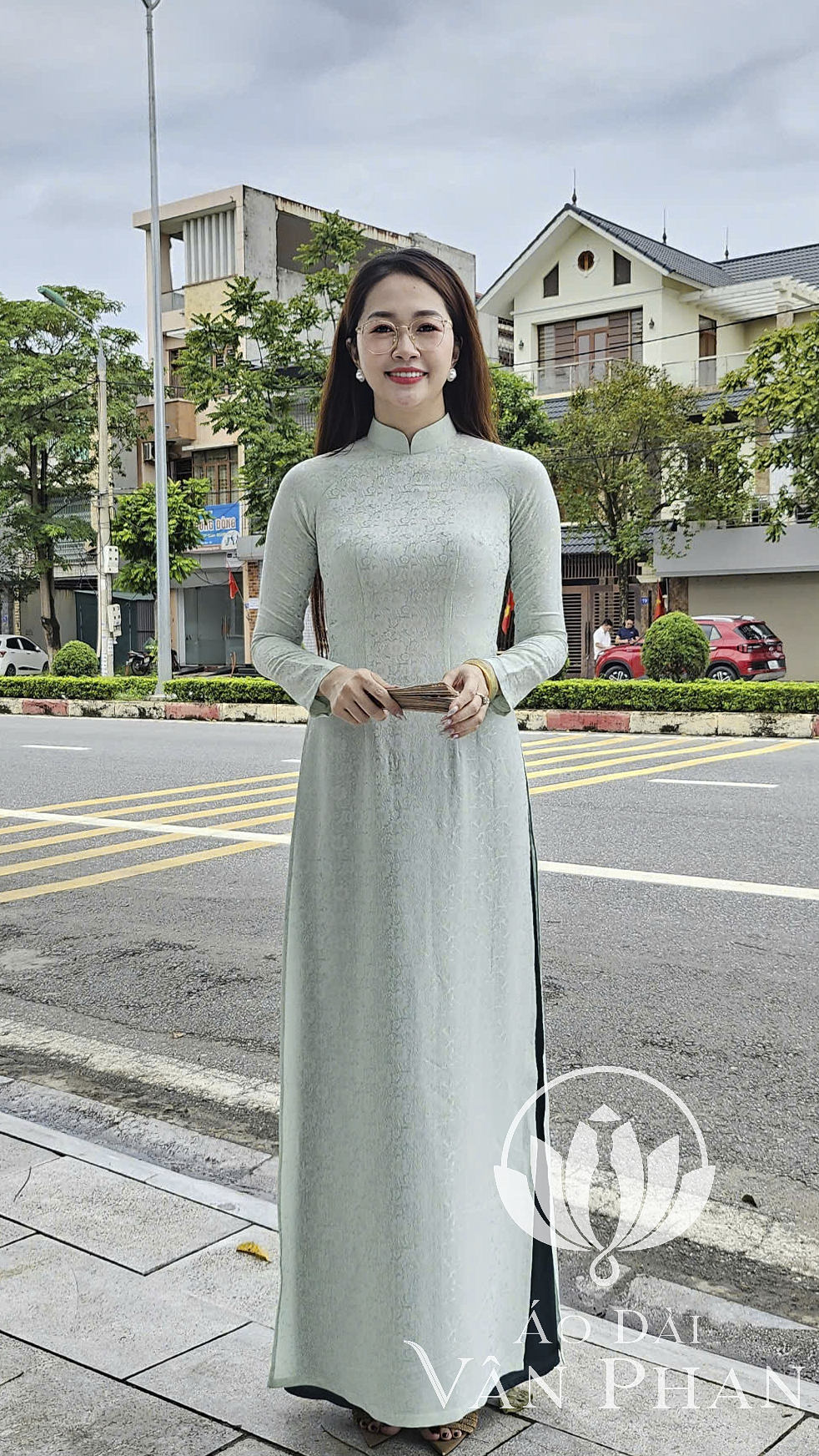 A3065 áo dài cổ 3p tay dài gấm hoa cúc xanh min