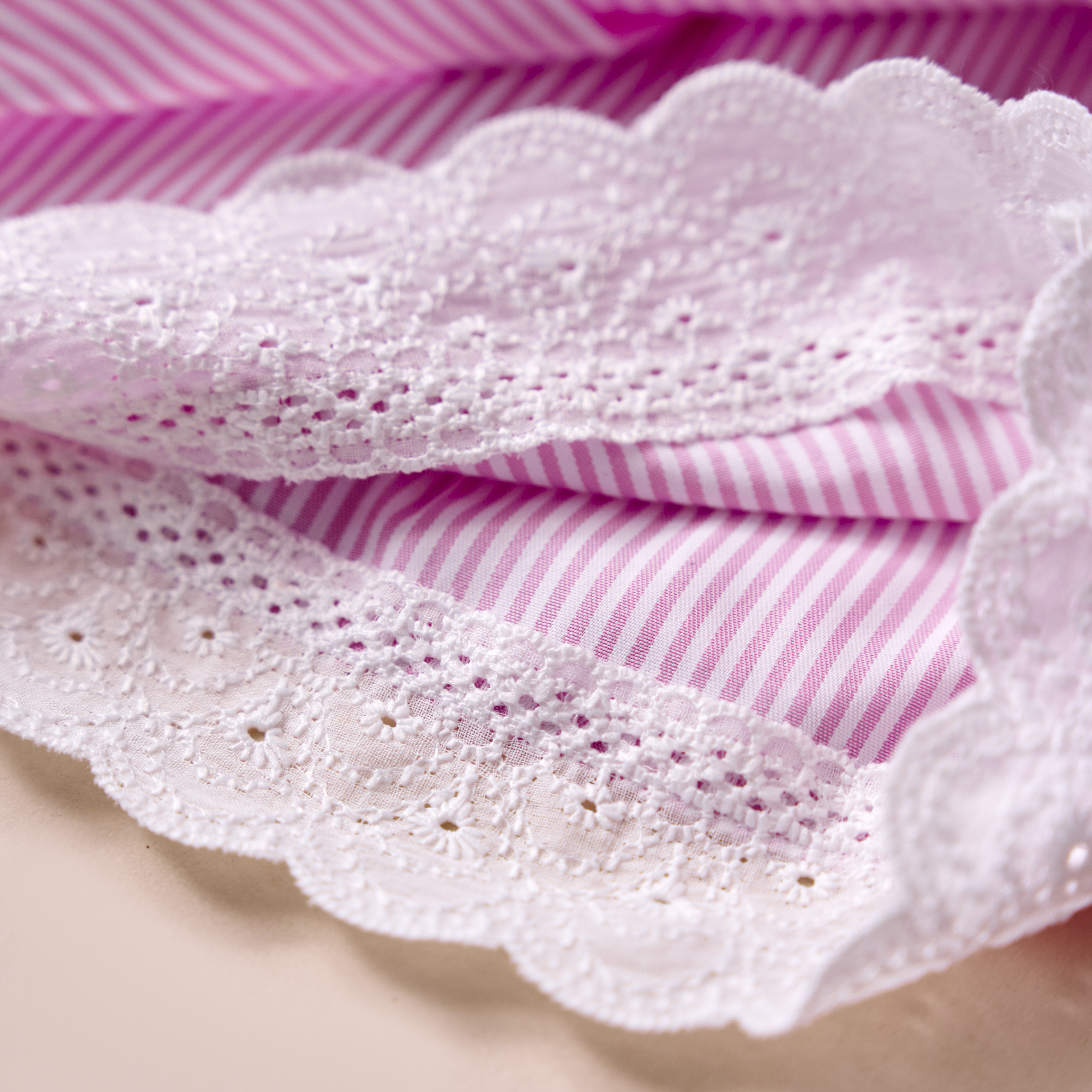 Chân váy xếp ly phối vải thêu