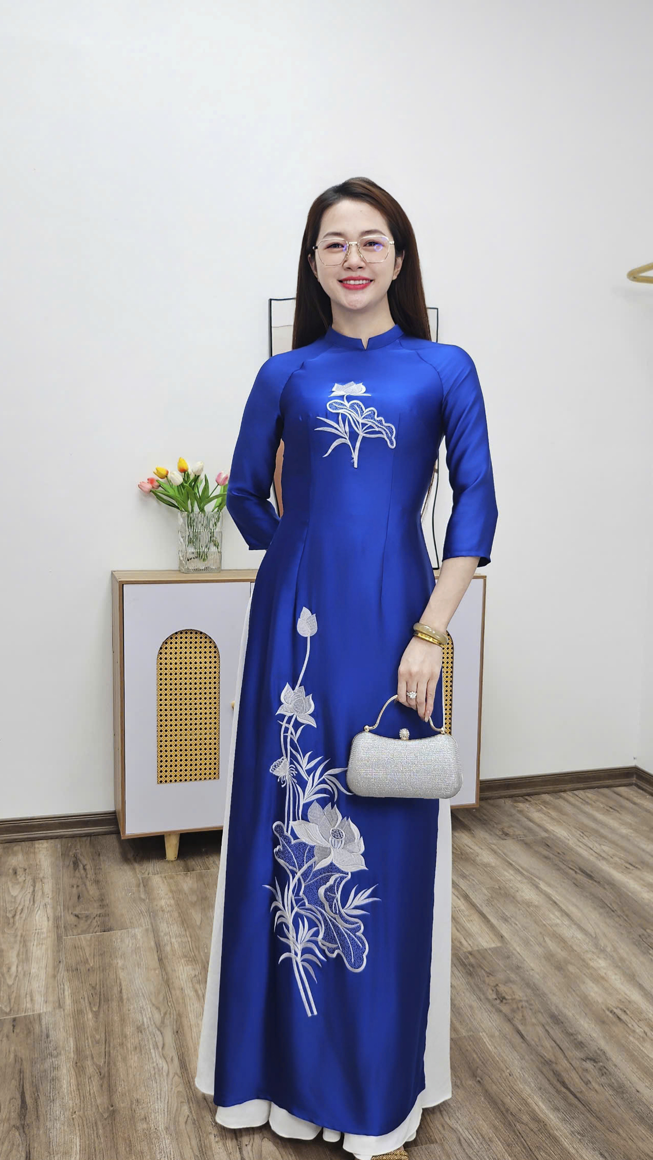 T458 áo dài cổ 2p tay lỡ lụa tô châu xanh coban thêu sen trắng