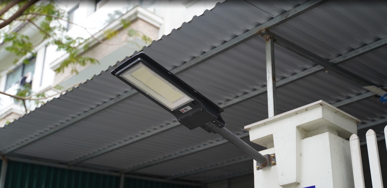 Hướng dẫn cách lắp đèn năng lượng mặt trời 200W tại nhà