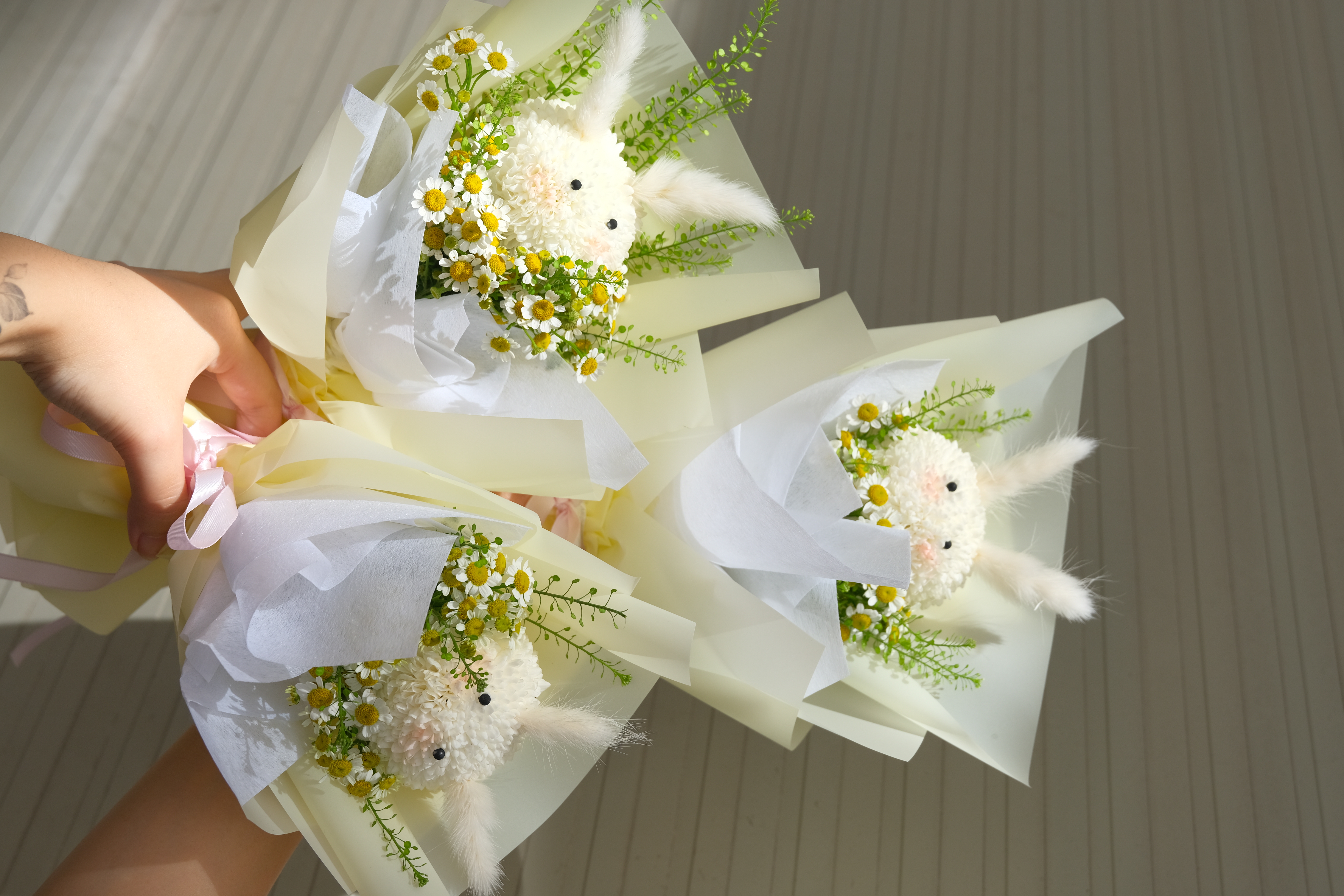 Bó hoa thỏ trắng mix cúc tana mini