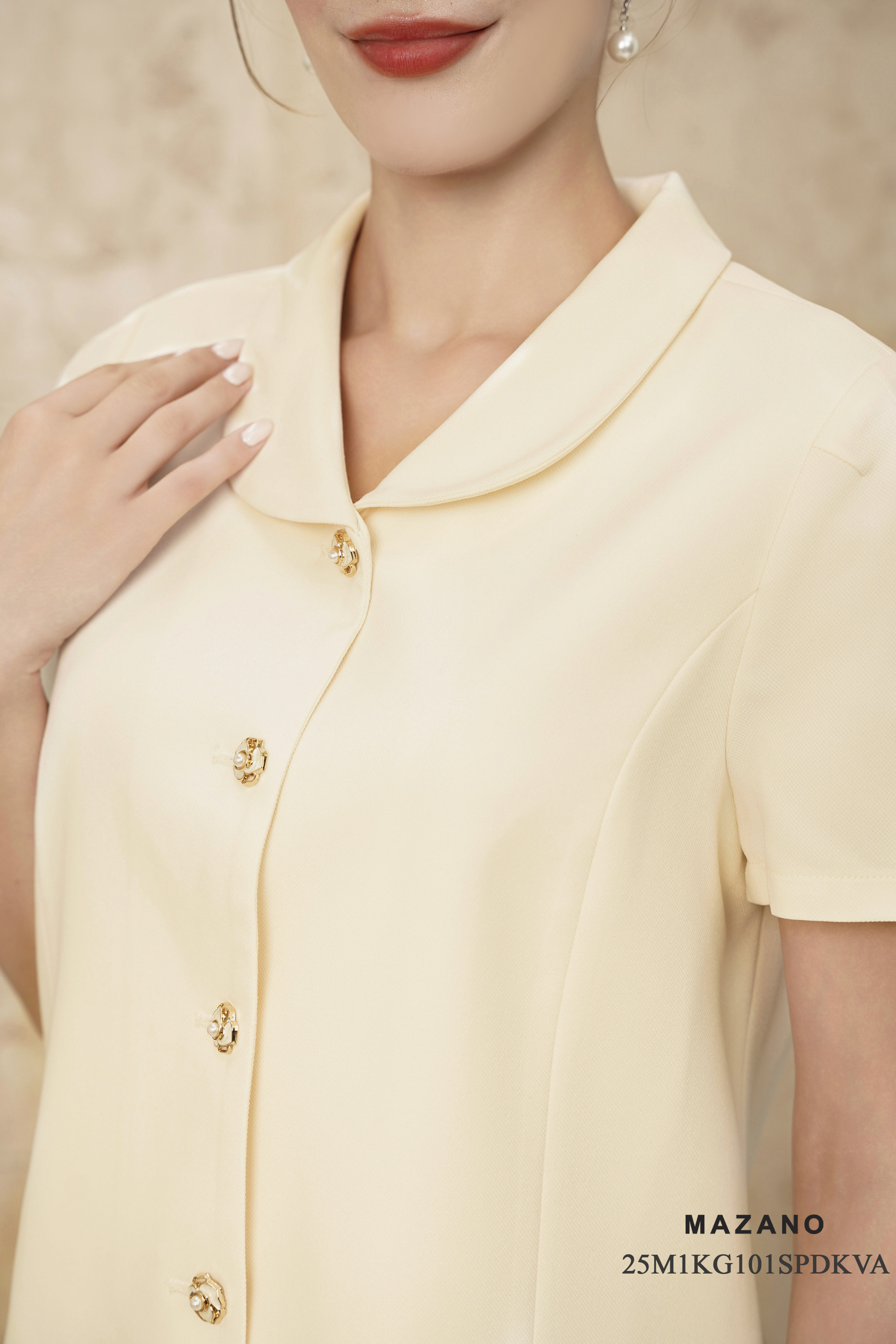 Áo ký giả Vải thô dày vừa Cổ bẻ cách điệu Đính cúc ngọc Tay ngắn Dài dưới eo_thumbnail_3