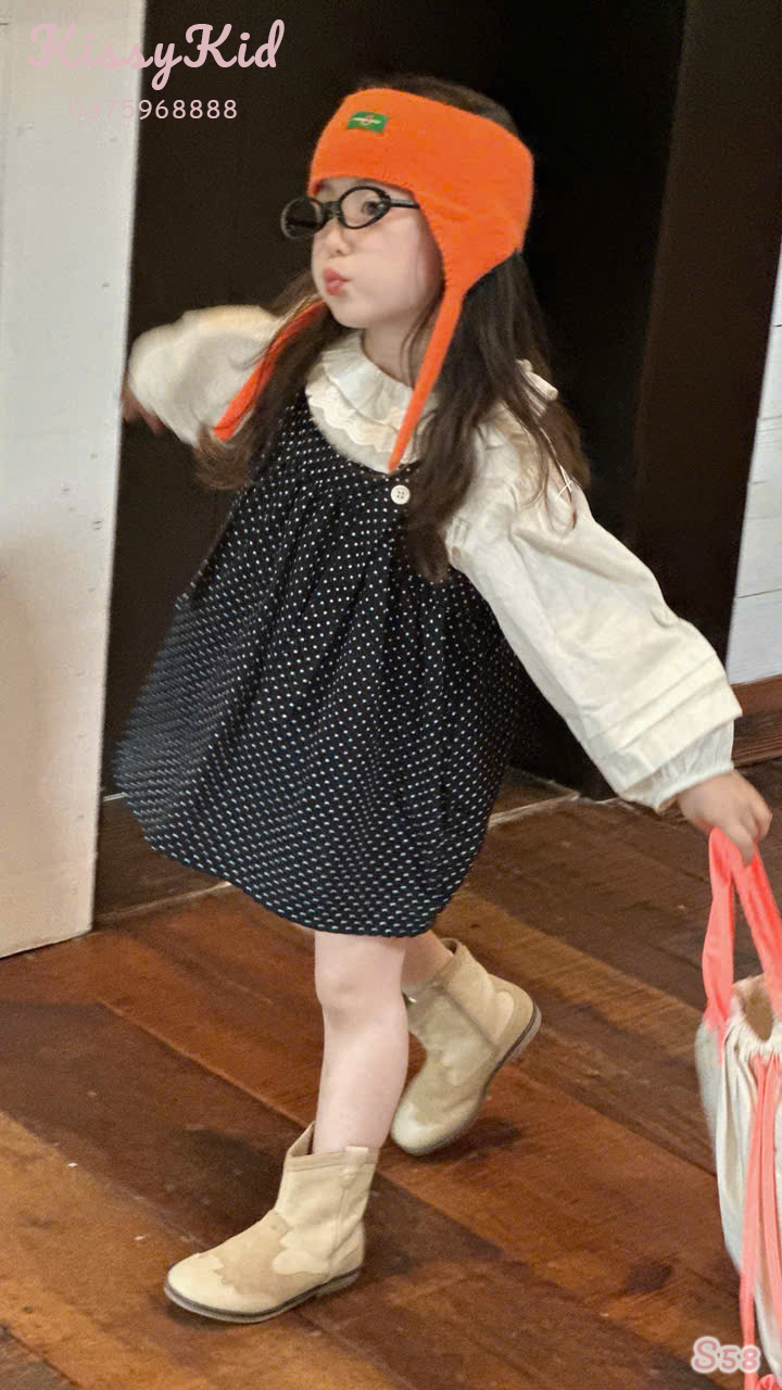 (S58) Set áo thô cổ bèo tay bồng kèm váy 2 dây chấm bi màu đen Xing Xing