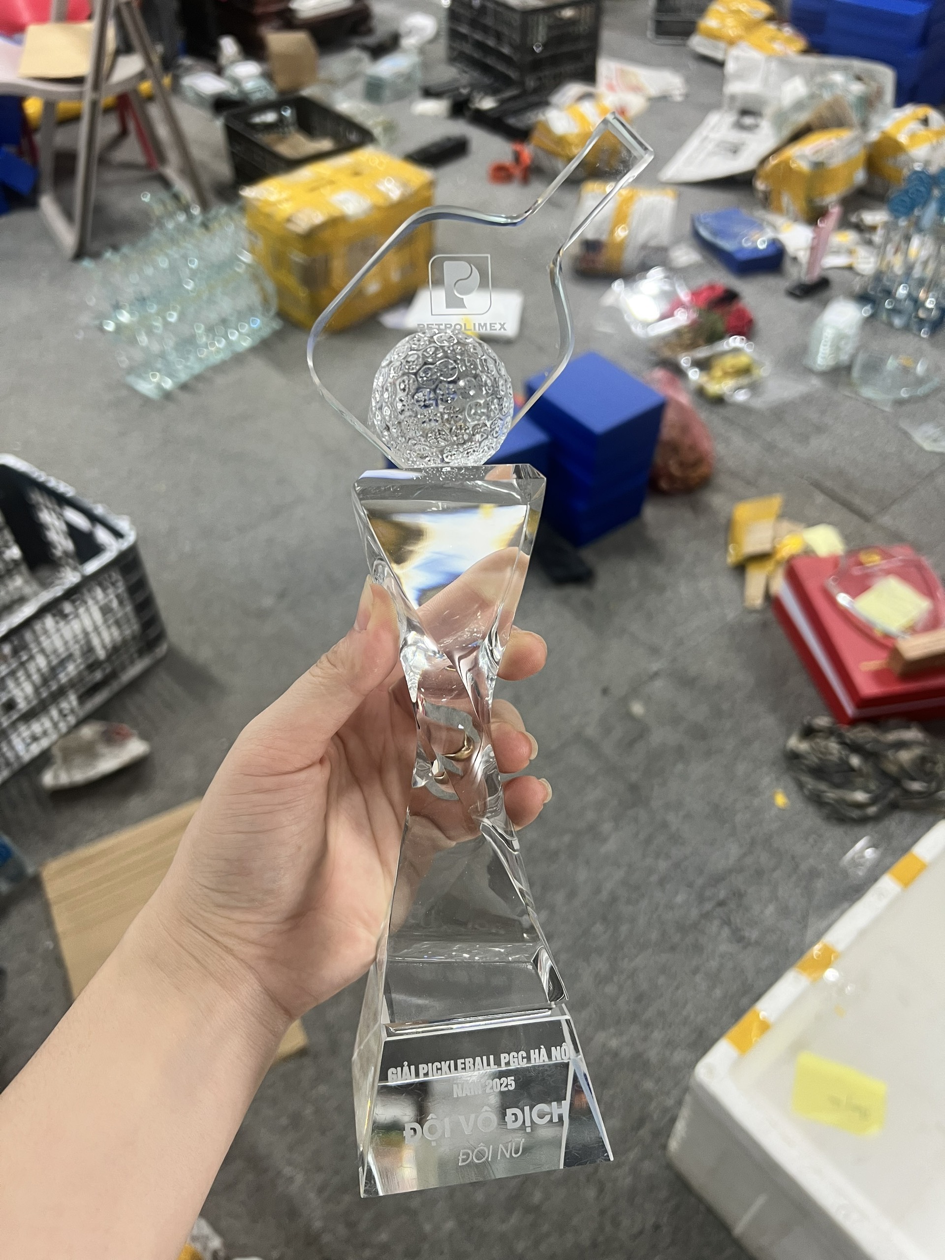 Cúp thể thao pha lê, gắn bóng pha lê, thân cao.