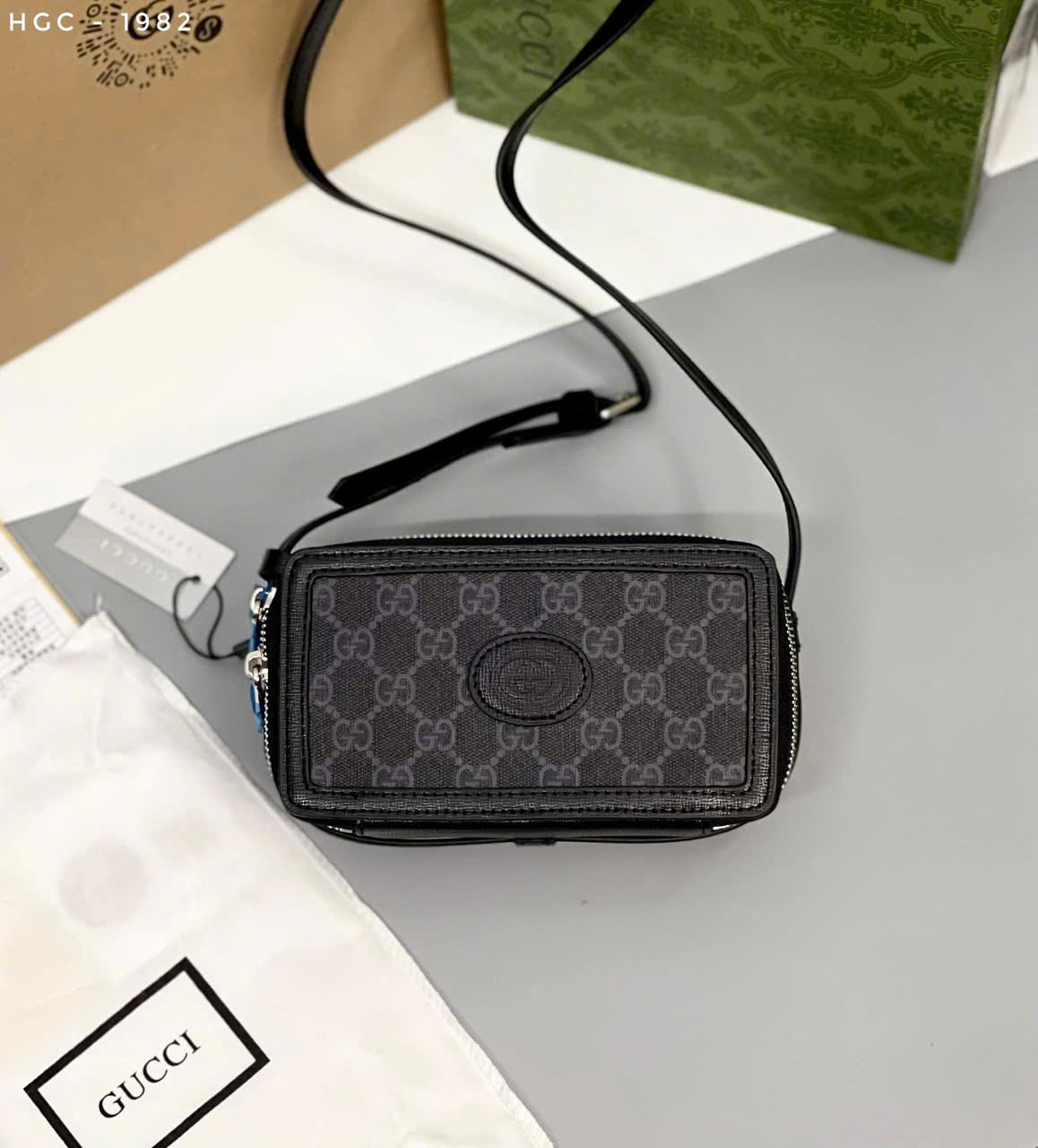 Túi đeo chéo mini Gucci GG Supreme đen họa tiết monogram