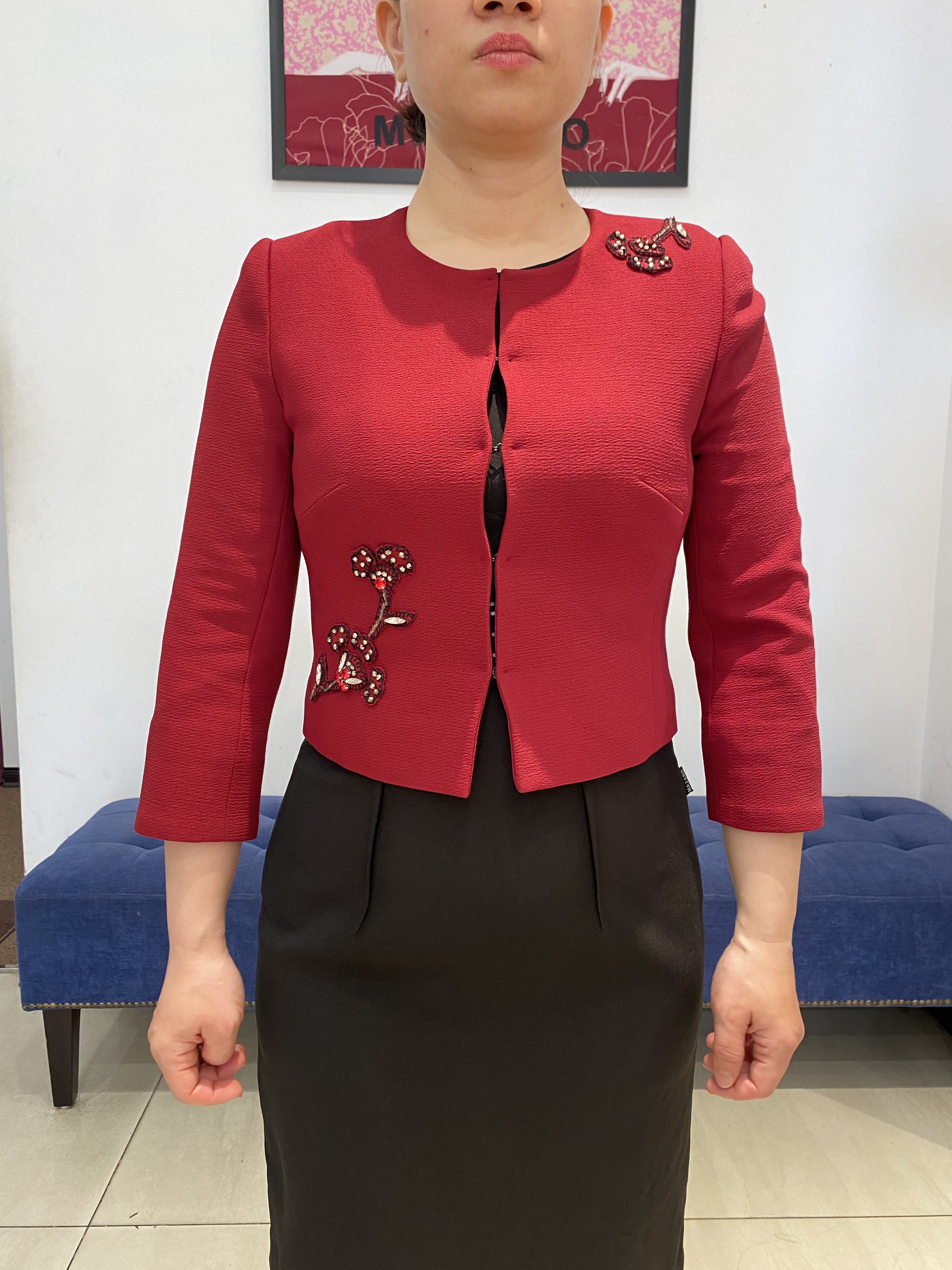 Áo khoác ngắn dak lông cừu cổ tròn đính đá màu đỏ