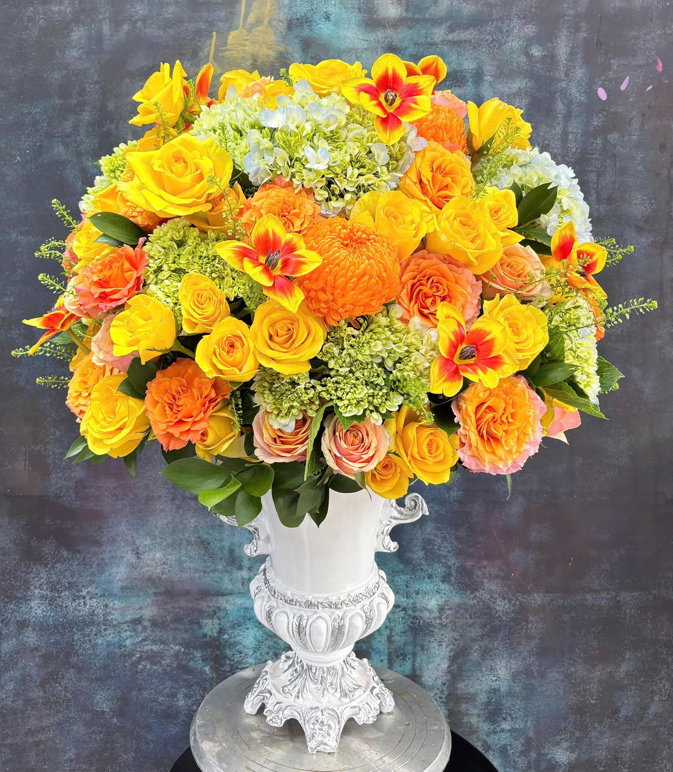 Bình hoa tone cam rực rỡ