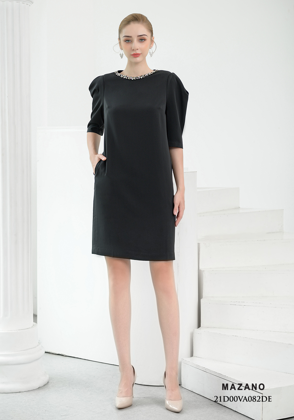 Đầm đen tay bồng cổ đính đá thủ công Mazano