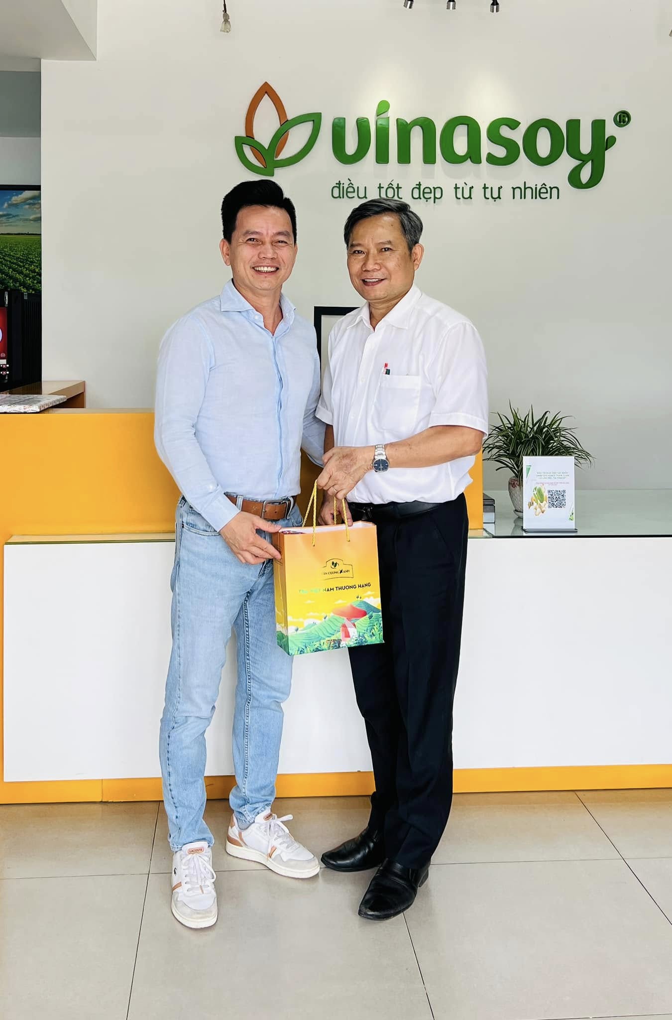 HÀNH TRÌNH ĐẾN VỚI ĐỌC GIẢ ĐẶC BIỆT : TS. TRẦN QUỐC VIỆT THĂM VINASOY