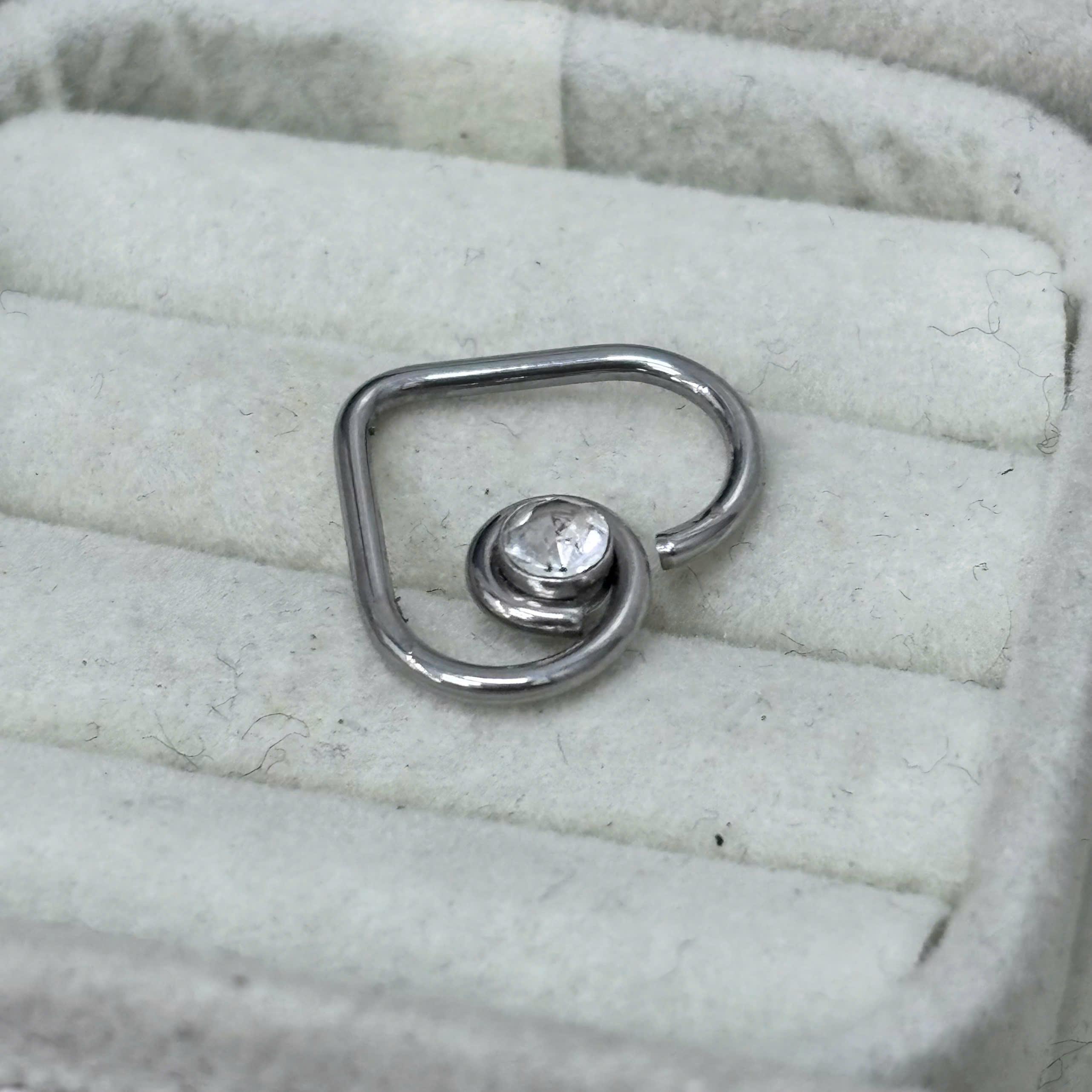 daith kiểu trái tim xoắn kim cương trắng tai trái._thumbnail_2