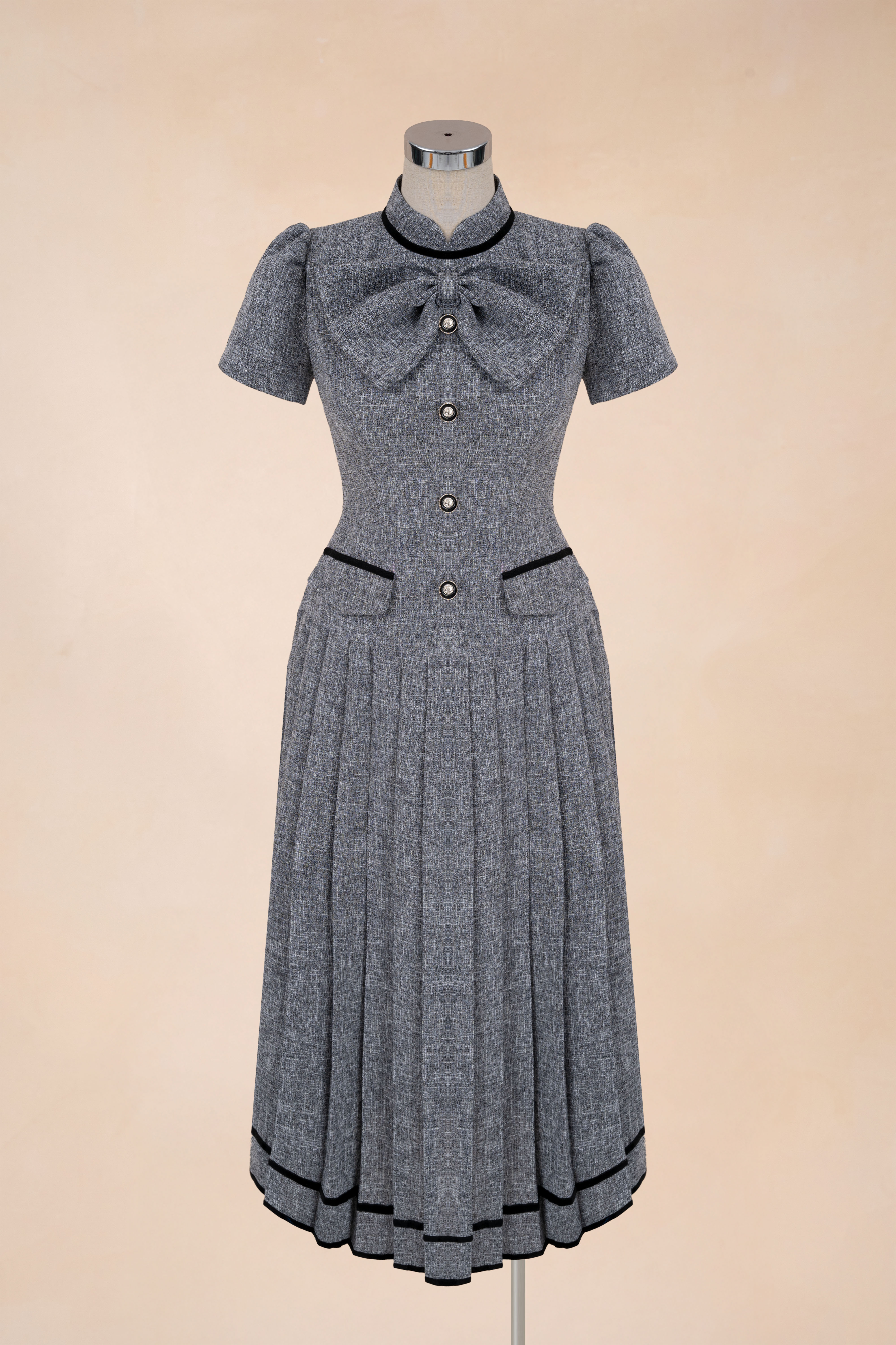 Đầm Xếp Ly Viền Đen Đính Nơ Dáng Dài