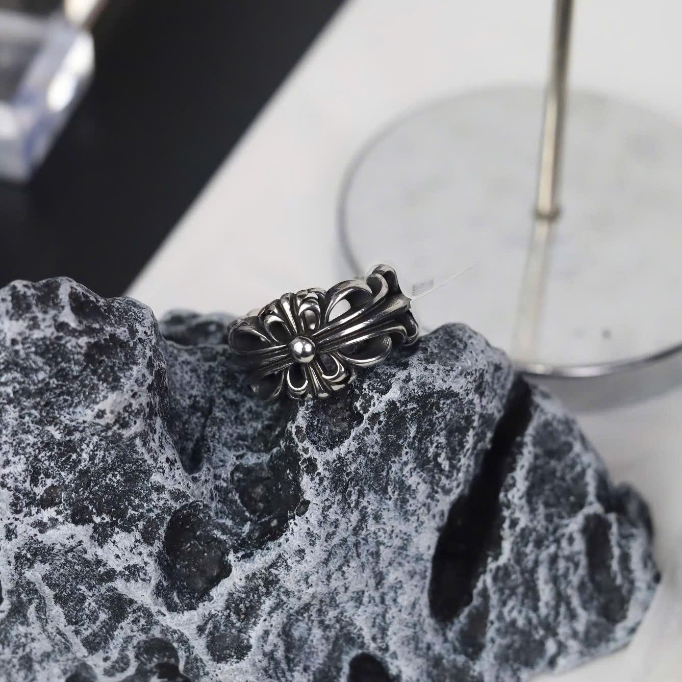 Nhẫn titan chrome heart hoa Iris khắc chữ_thumbnail_3