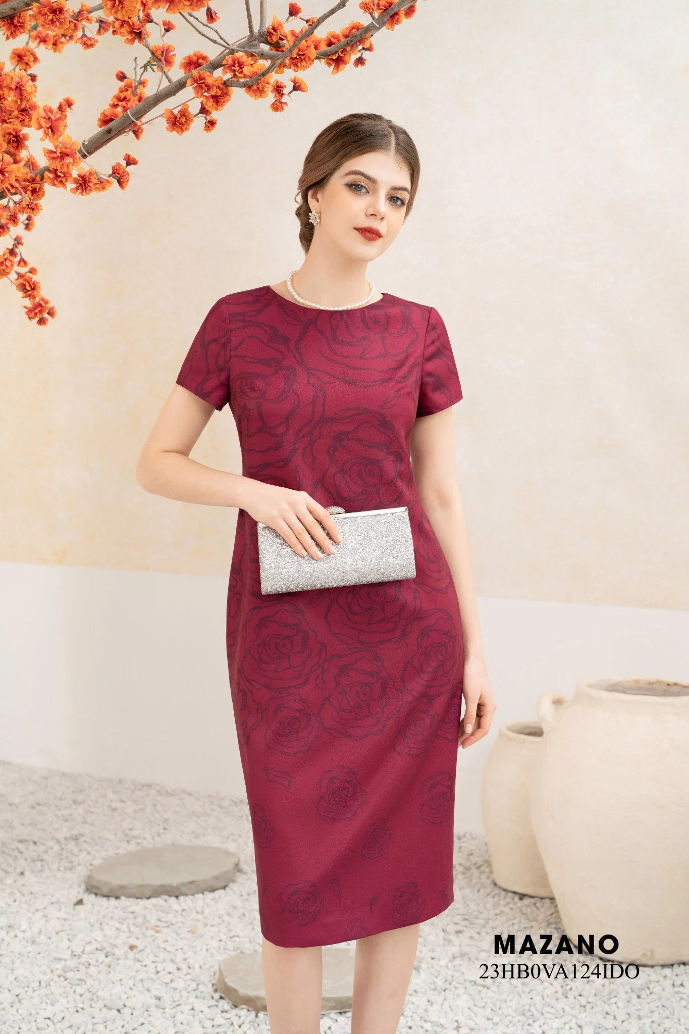 Đầm suông đỏ vừa họa tiết bố cục