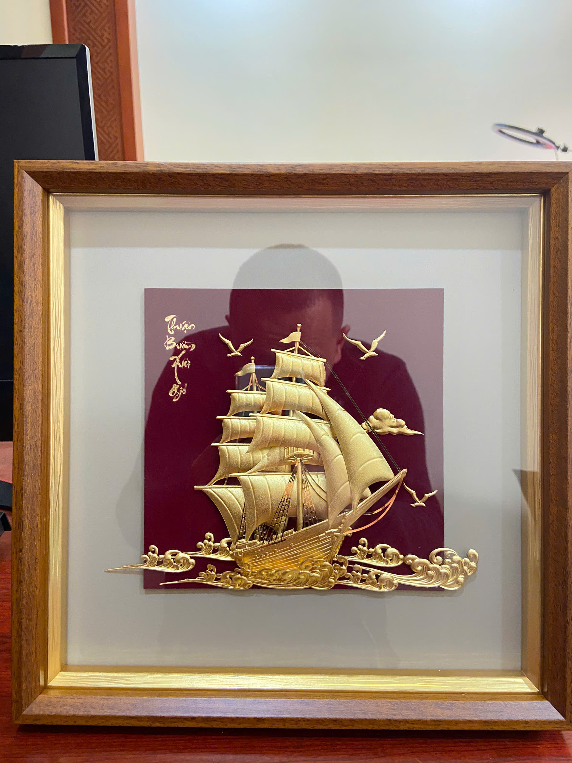 Tranh quà tặng thuyền mô hình dát vàng nền đỏ KT 30 X 30 CM _thumbnail_1