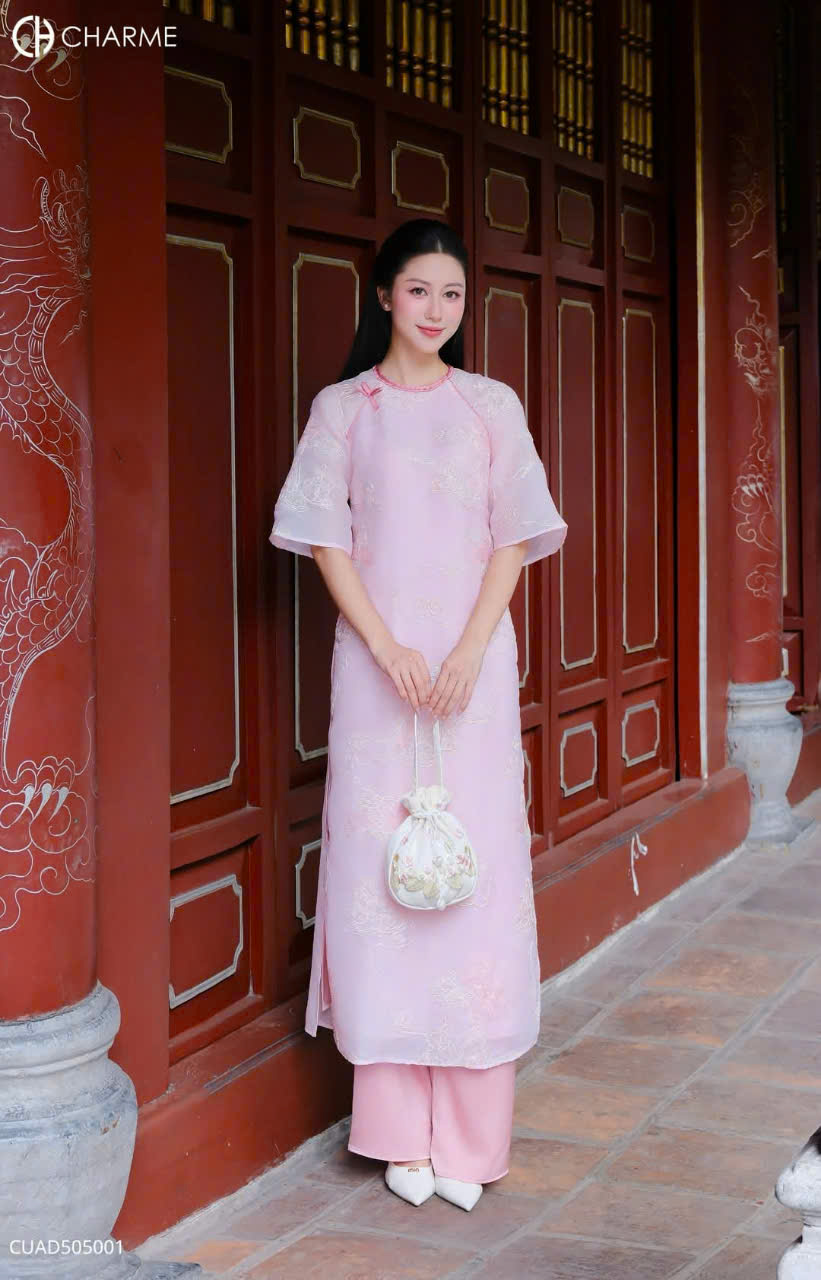 Áo dài thêu kim tuyến nổi