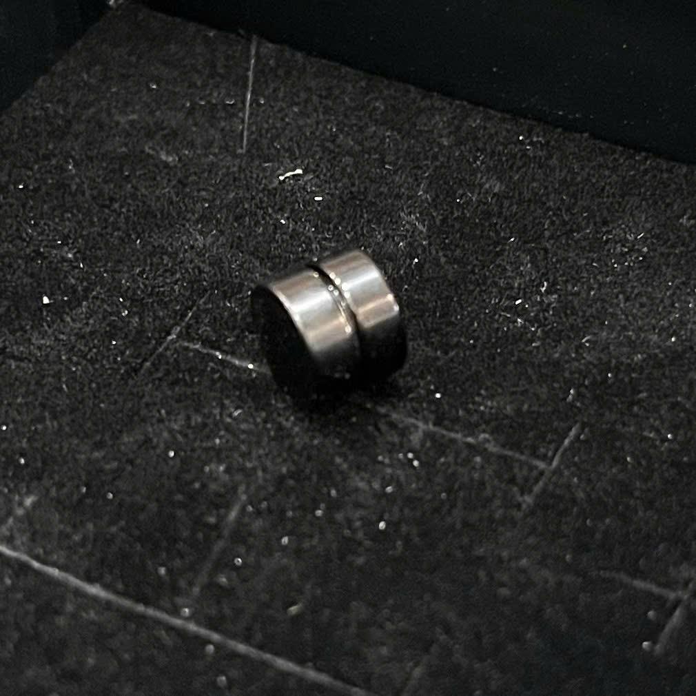 Khuyên kẹp giả nam châm đen.