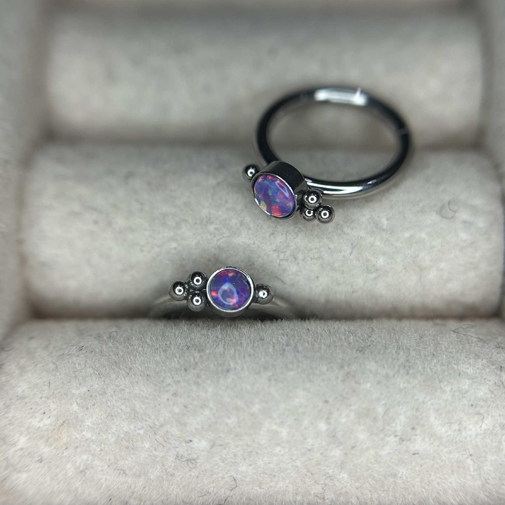 bật khớp kiểu đá opal tím khoai môn đính bốn bi nhỏ size 8