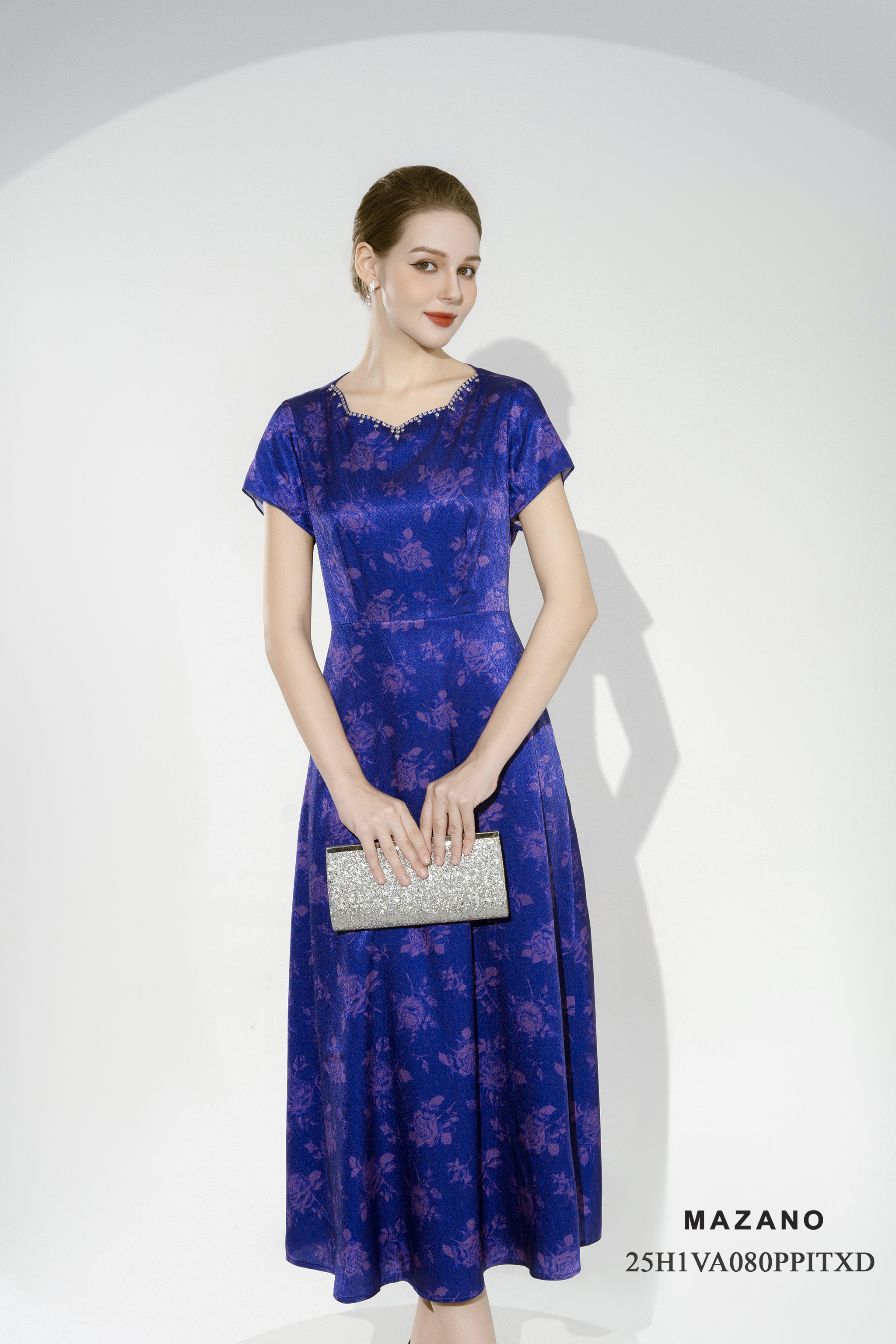 Váy Đầm Ôm Vải lụa vân chìm Hoạ tiết hoa hồng cách điệu Cổ cách điệu Đính đá sang trọng Tay ngắn Dài đến mắt cá chân