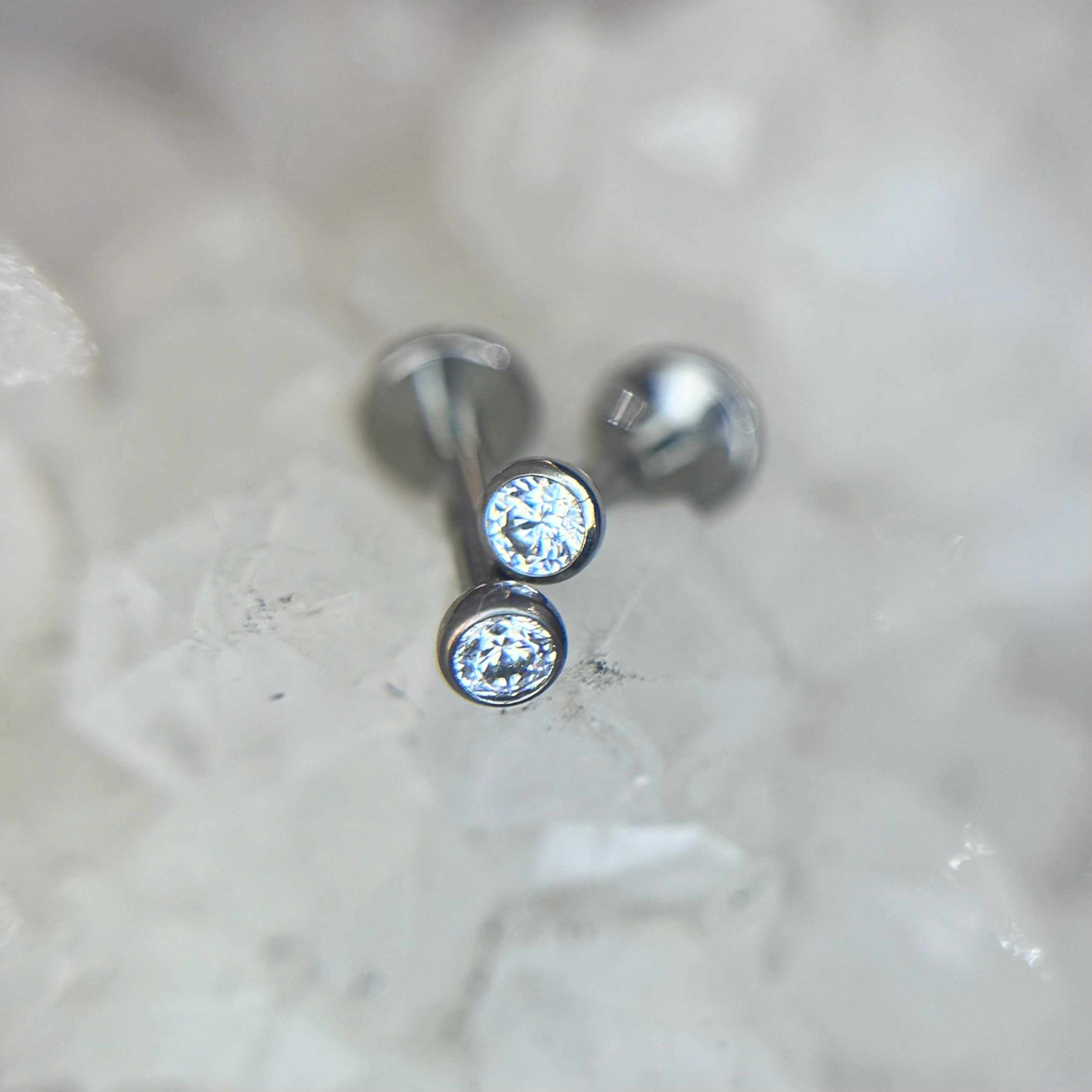 khuyên kiểu titan kim cương đít dẹt dán size 2.5_thumbnail_2