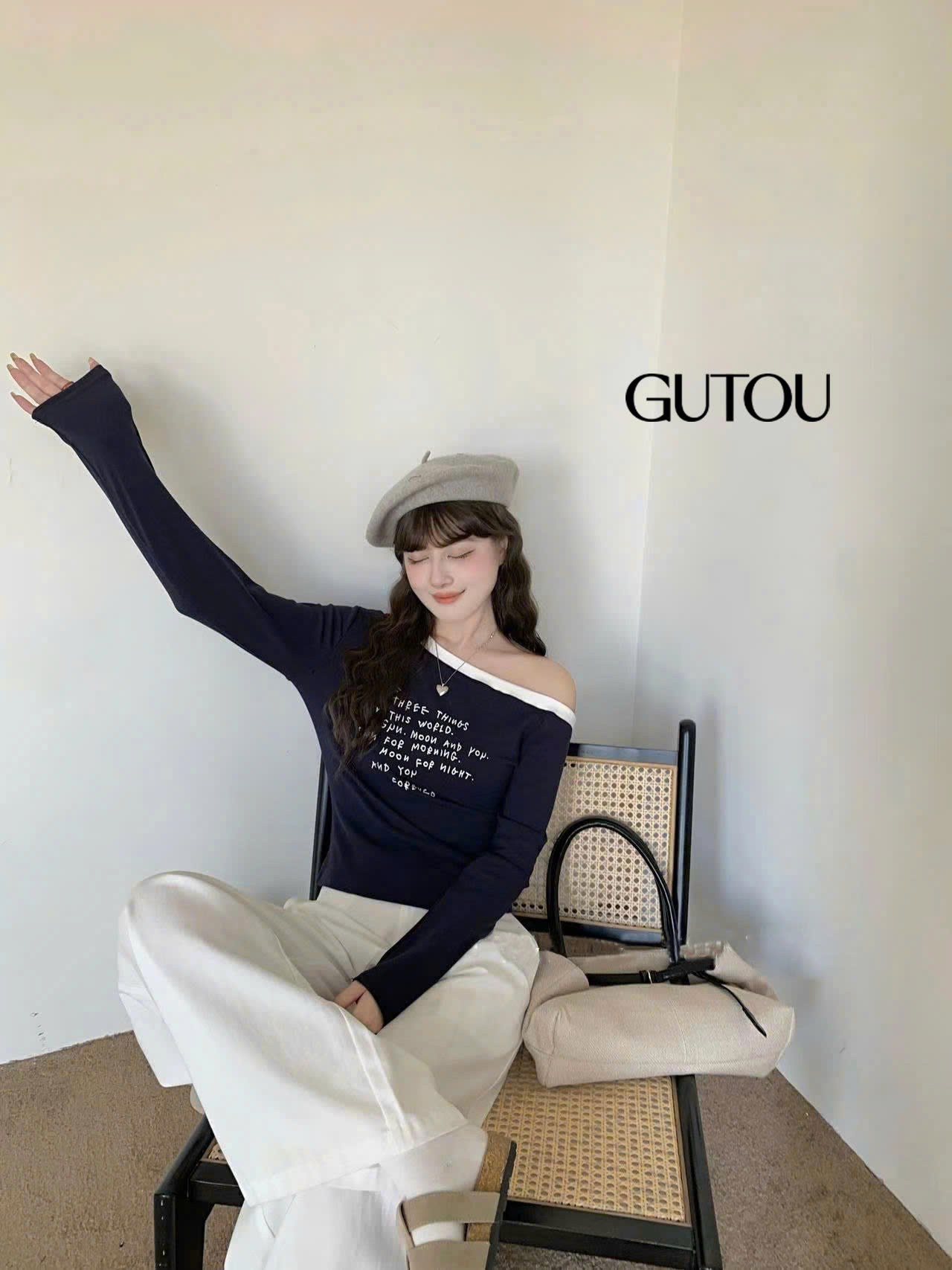 [ GUTOU ] Áo Lệch Vai Phối Viền Chữ In “Sun Moon You”_thumbnail_2