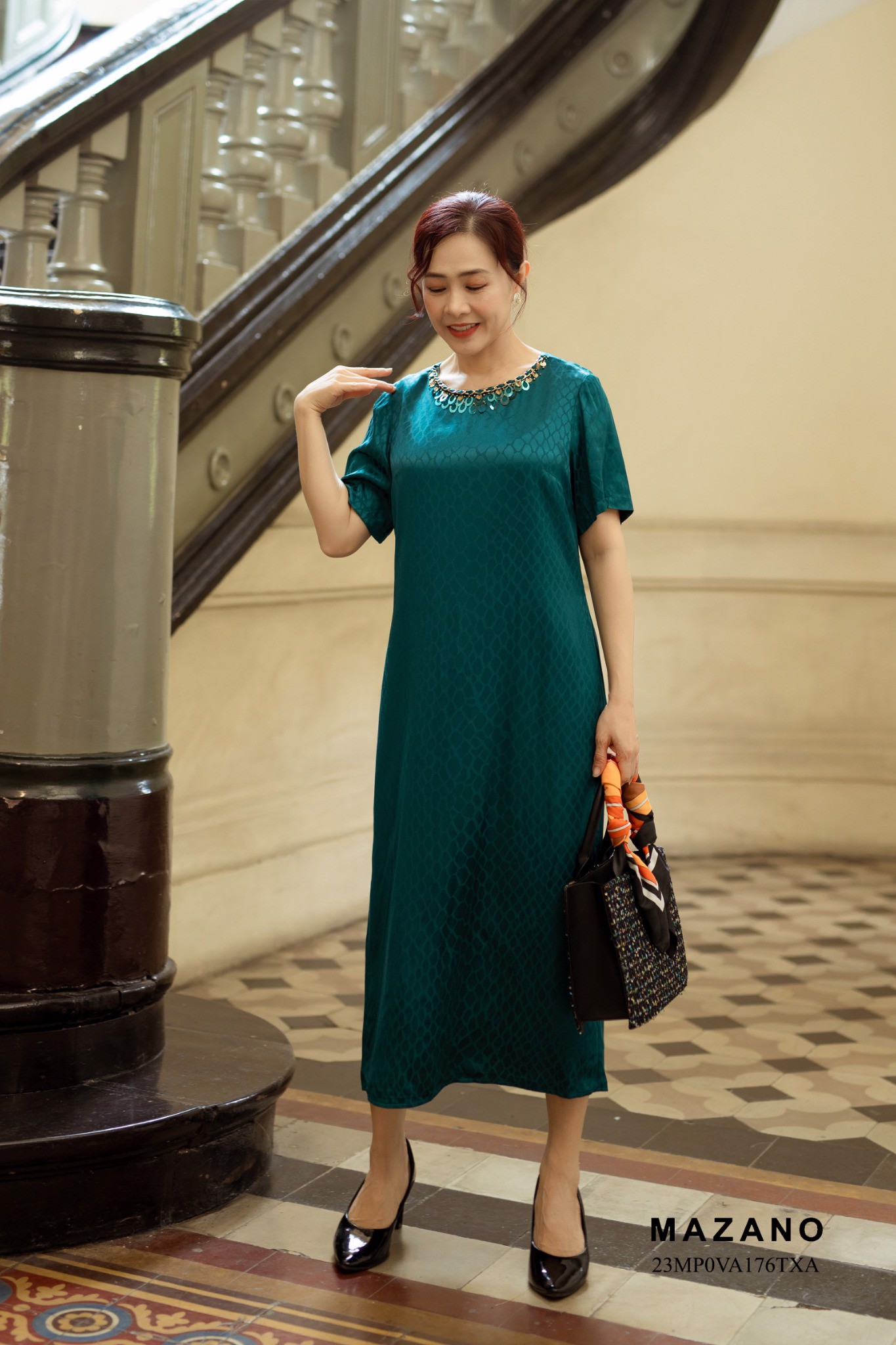 Đầm suông dài xanh đính trang trí cổ_thumbnail_2