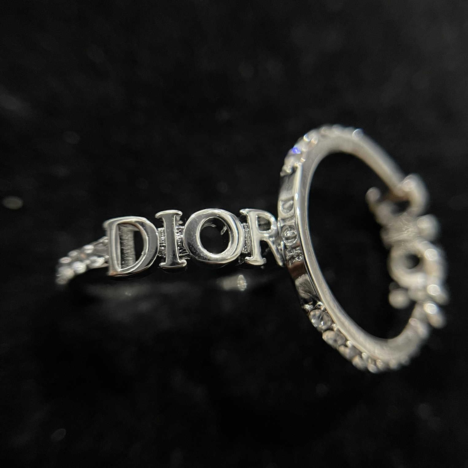 nhẫn kiểu khắc chữ DIOR viền kim cương sang trọng size 8