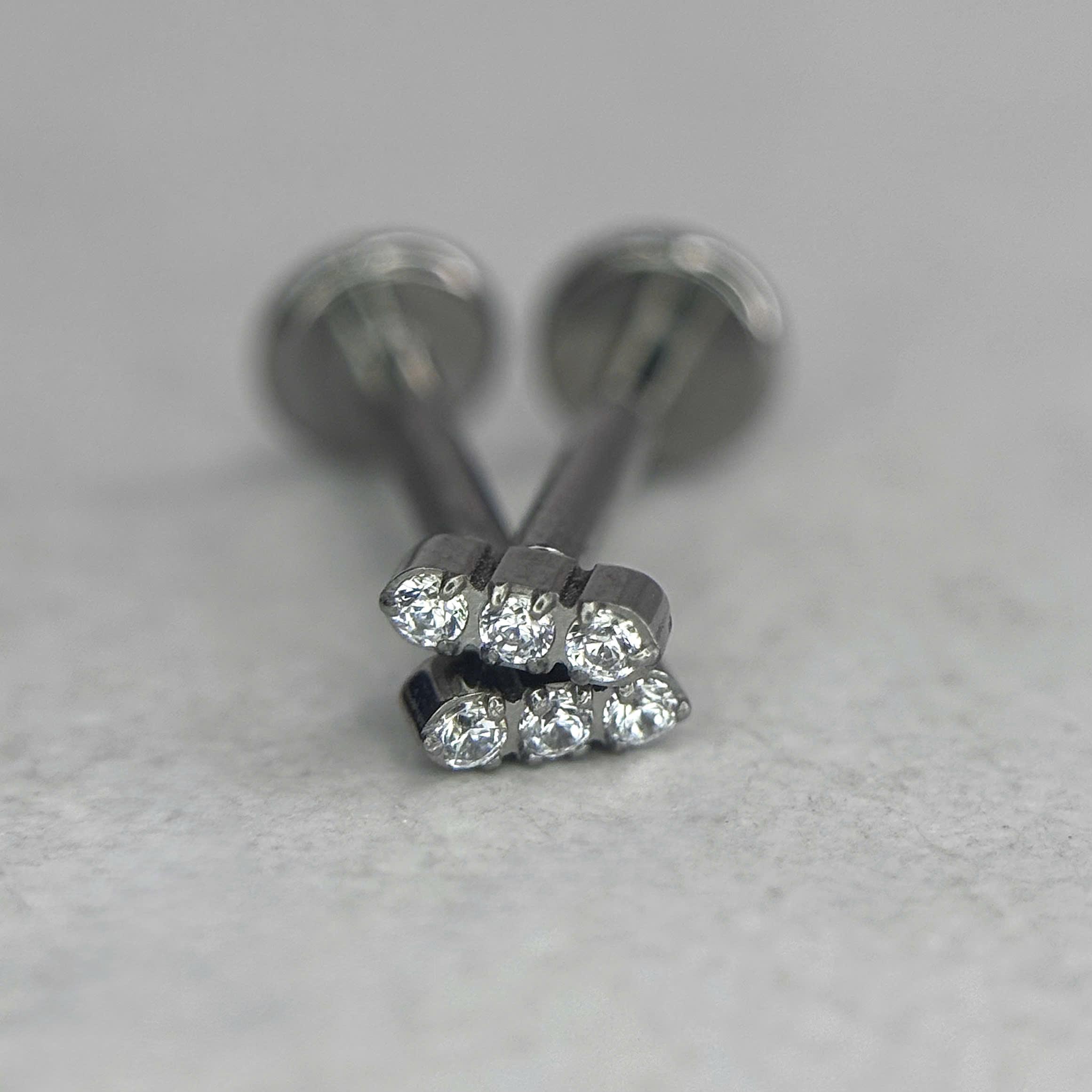 Khuyên kiểu titan 3 đá nhỏ