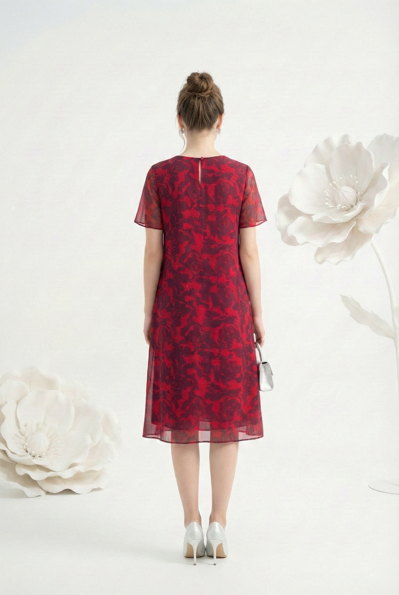 Đầm vải voan đỏ in họa tiết cách điệu dáng suông A cổ tròn đính hoa tay ngắn thiết kế MAZANO_thumbnail_5