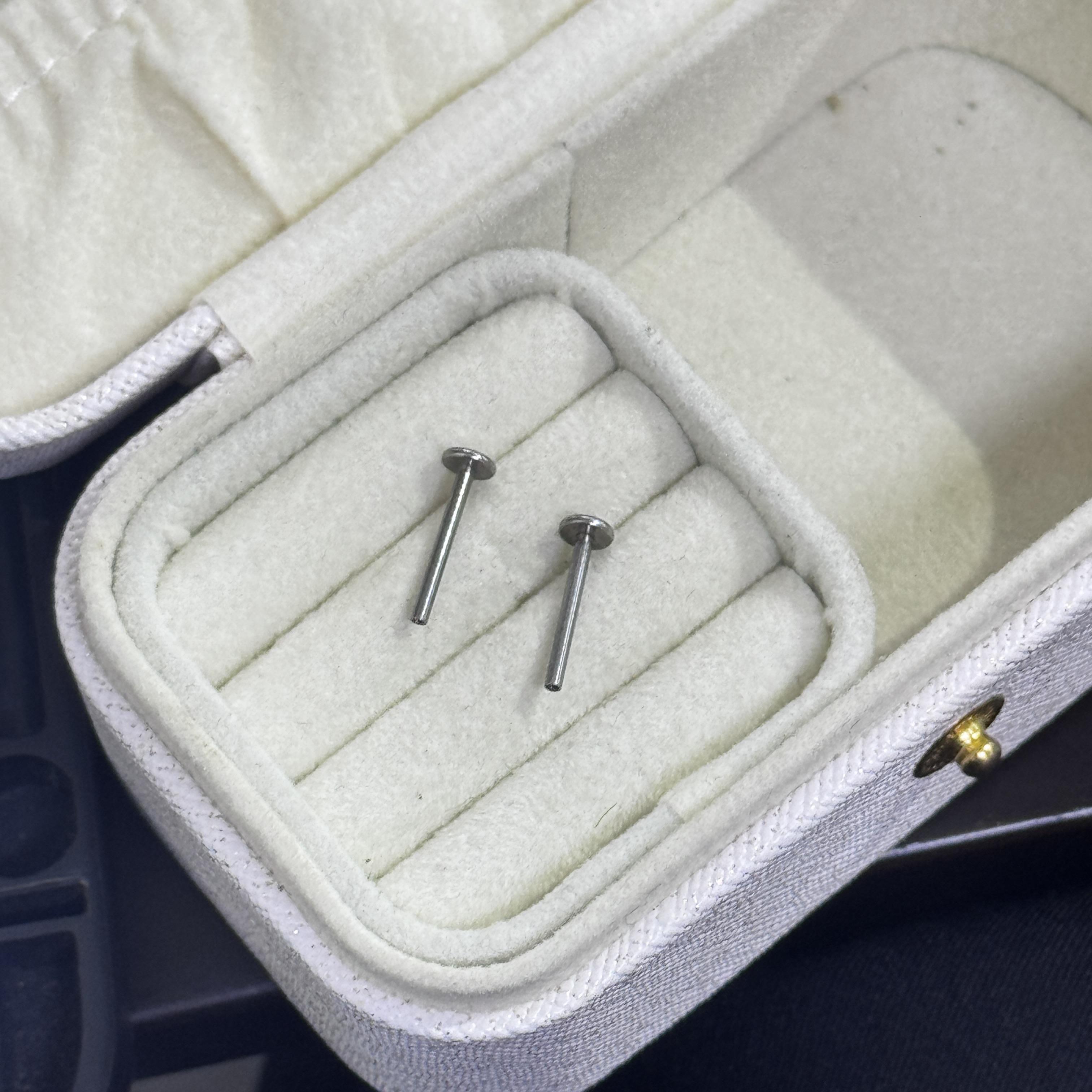 Thân khuyên thép đít dẹt ren trong dài 12mm dày 1.2mm.