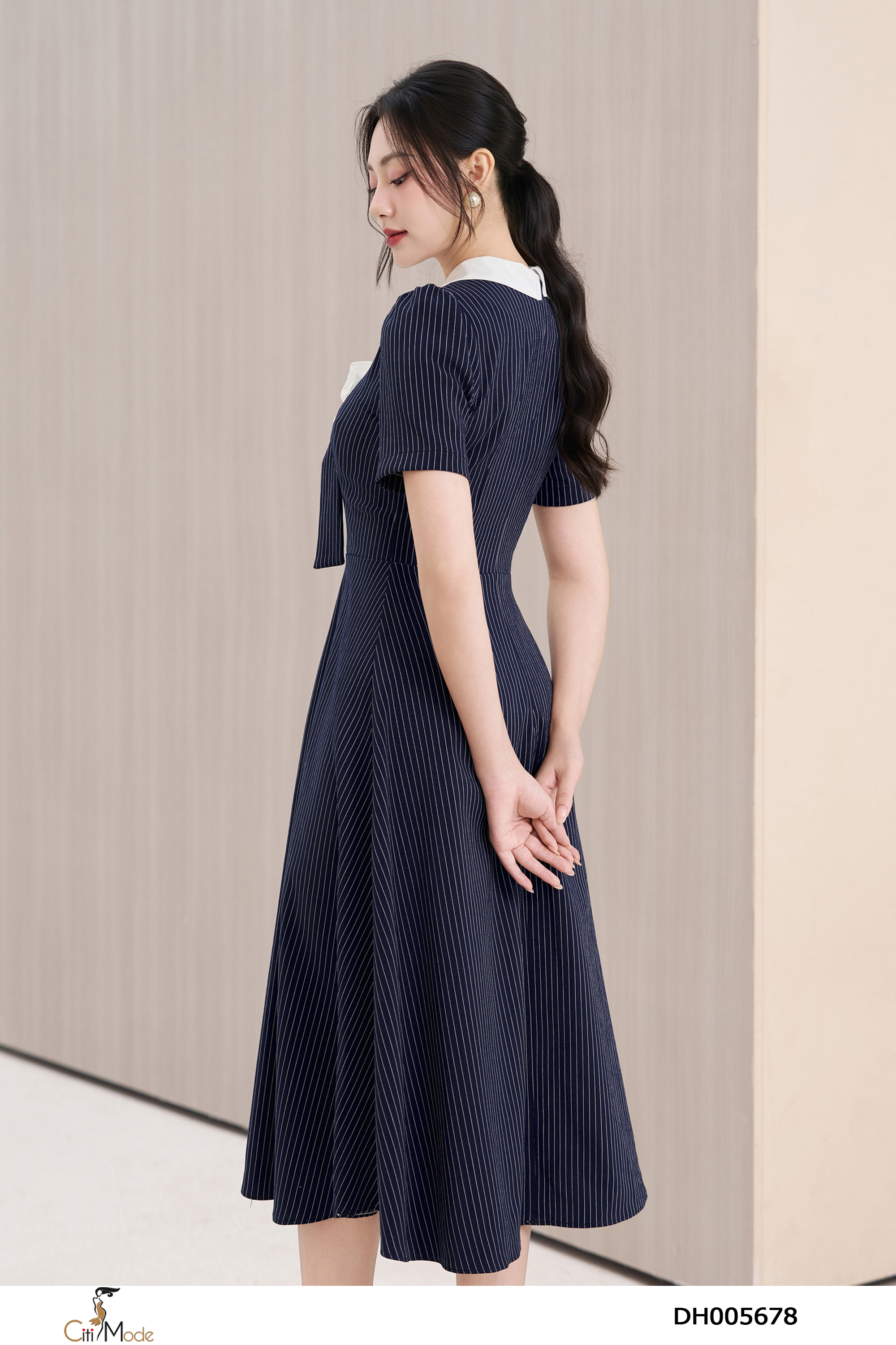 Đầm xòe kẻ tím than cổ vest trắng đính hoa