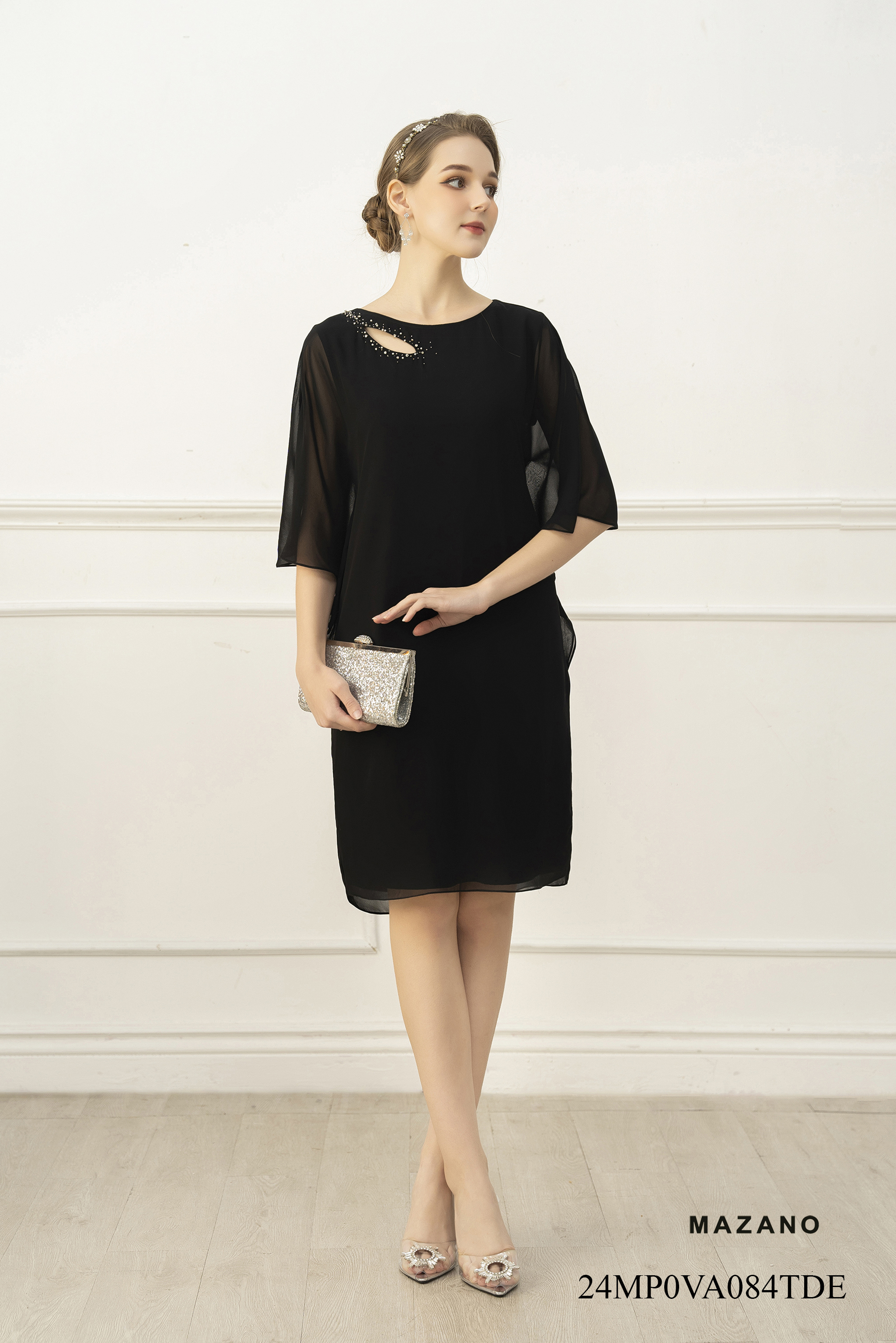 Đầm suông tay cánh dơi cổ cut out đính trang trí