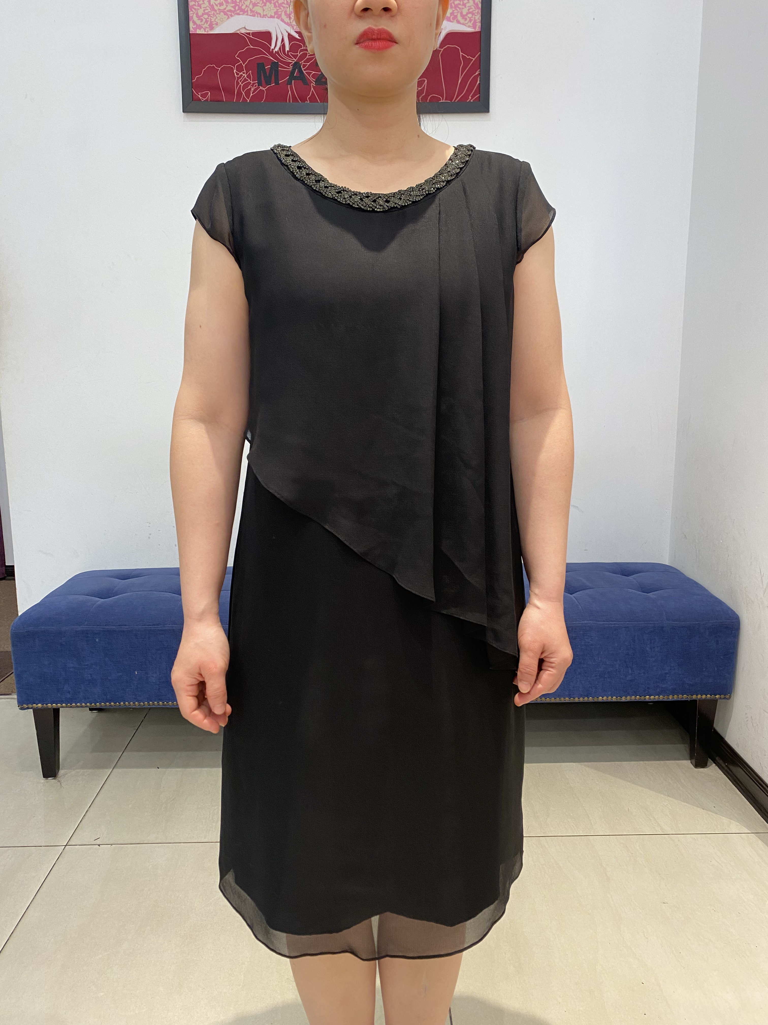 Váy đen phủ lửng đính đá