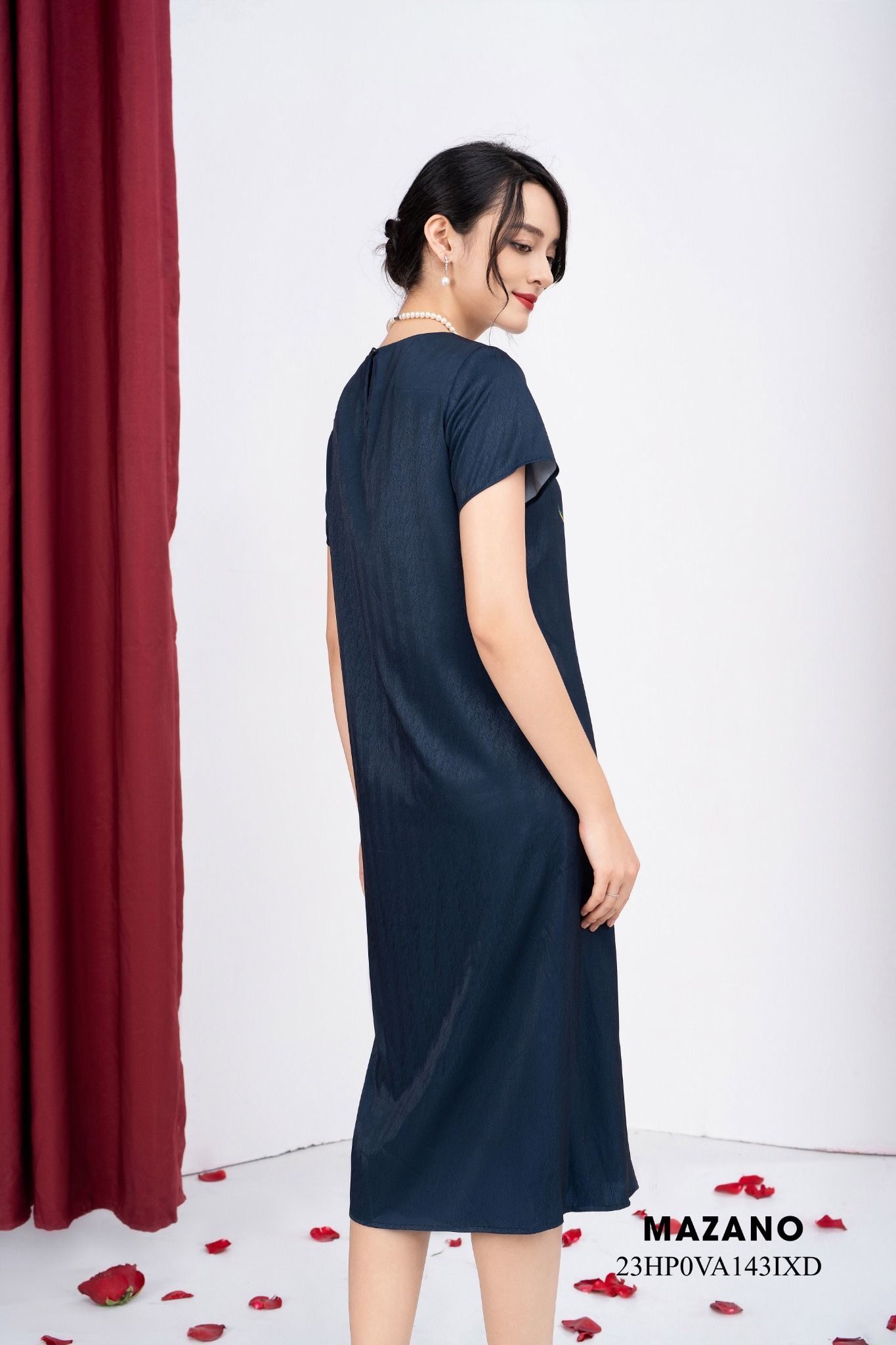 Đầm lụa in cúc kim cương đỏ_thumbnail_3