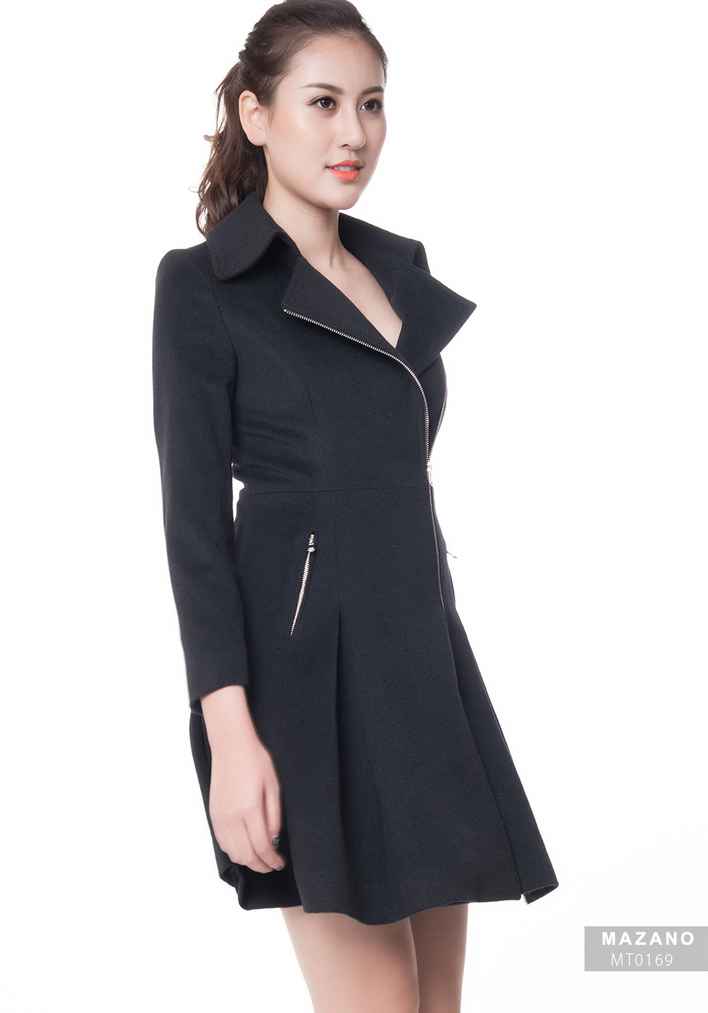 Măng tô đen khóa chéo