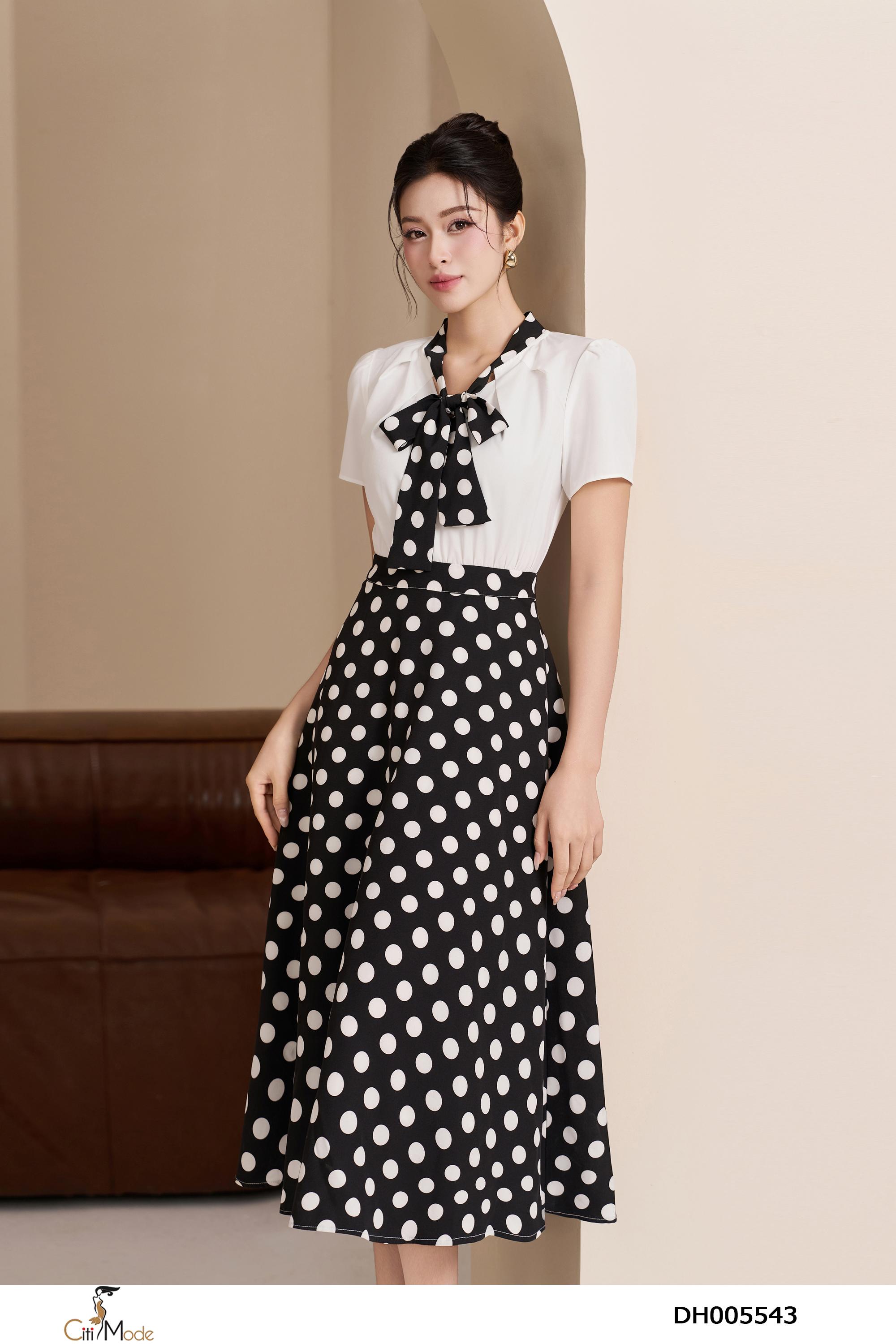 Đầm xòe chấm bị to phối trắng cổ V thắt nơ