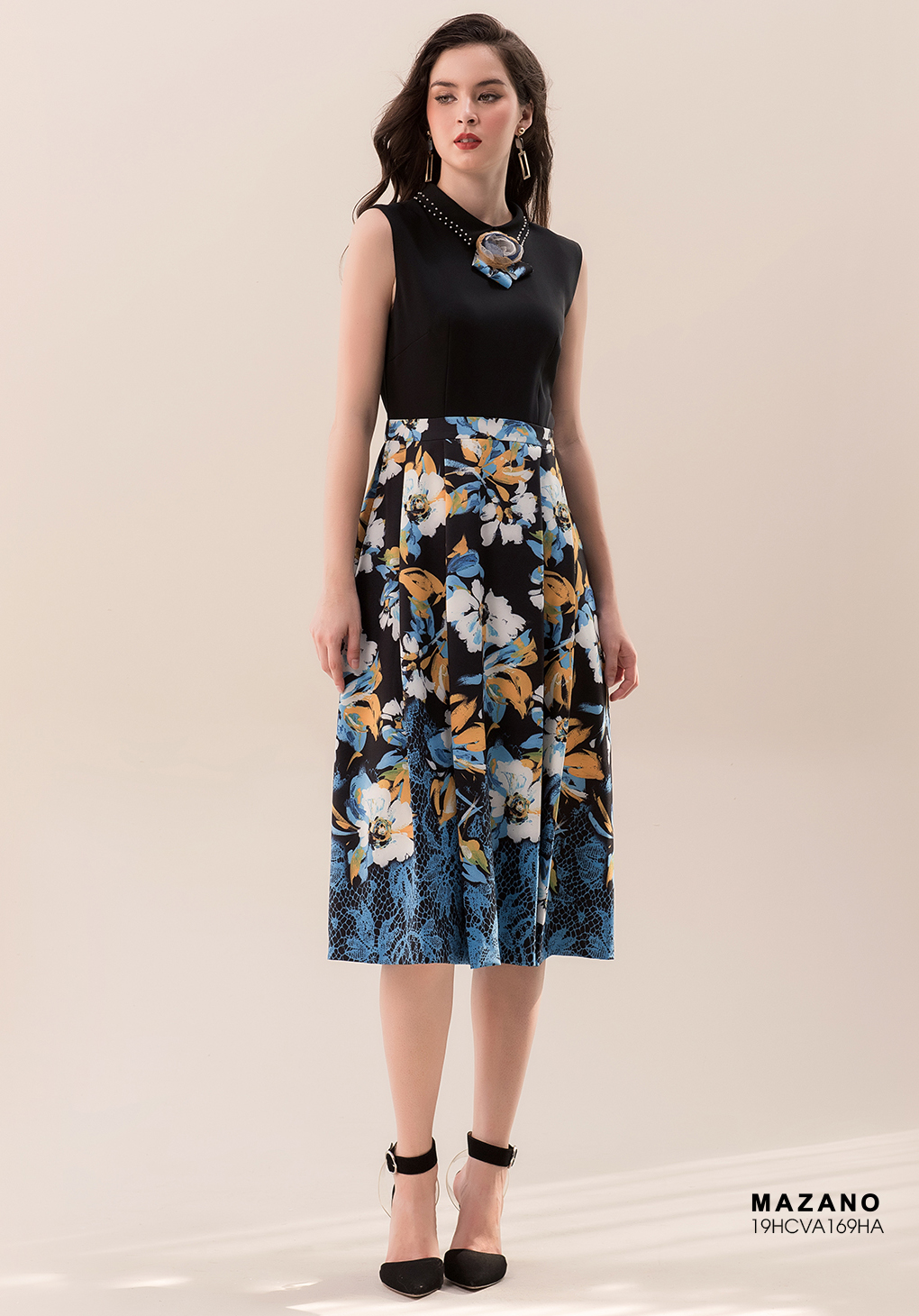 Đầm đen xòe chân họa tiết đính hoa cổ