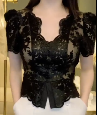 Áo Cổ V Hoa Nổi Tay Lỡ_thumbnail_1