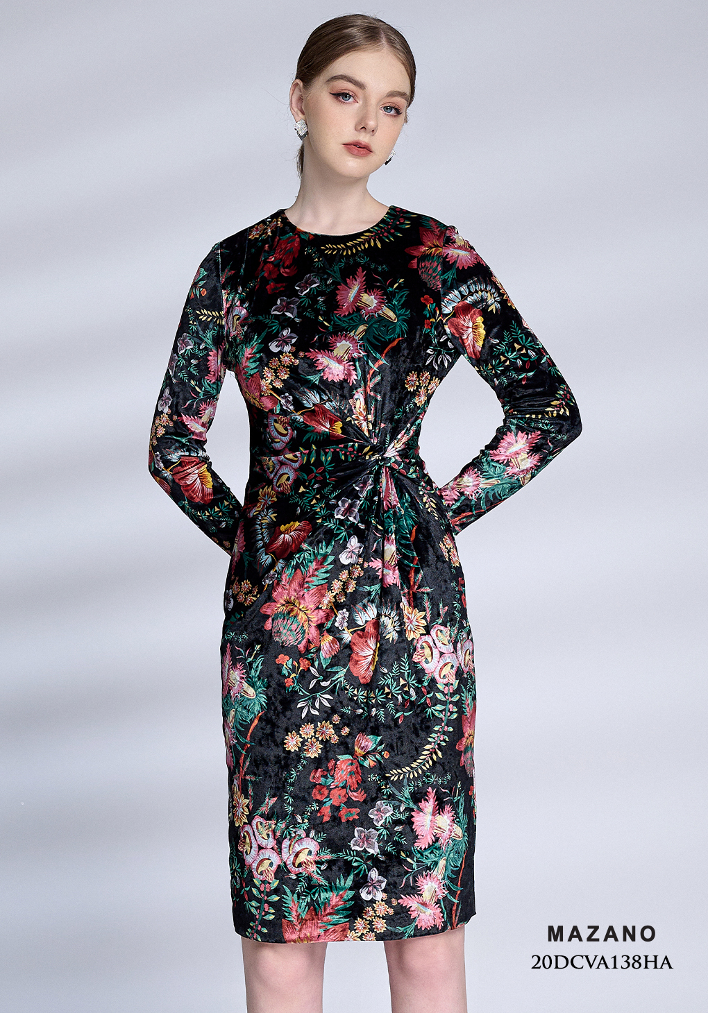 Đầm nhung đen xoắn eo dài tay xếp ly vai