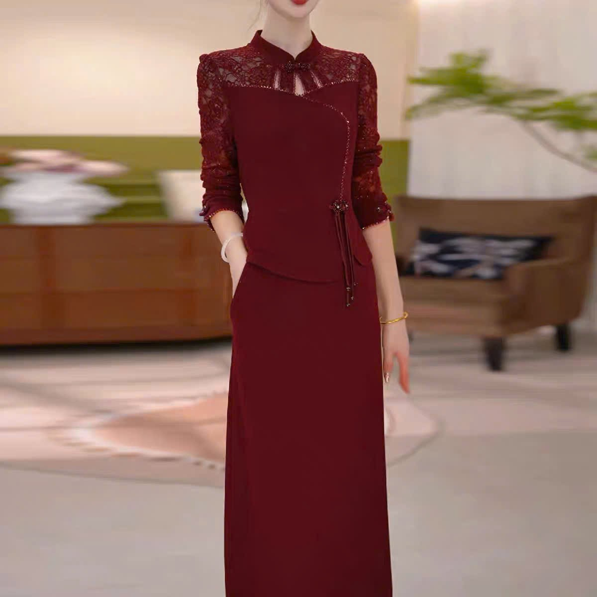 18304-Đầm body suông đỏ tay ren dài kết nút tàu cách điệu ( lụa ,ren)