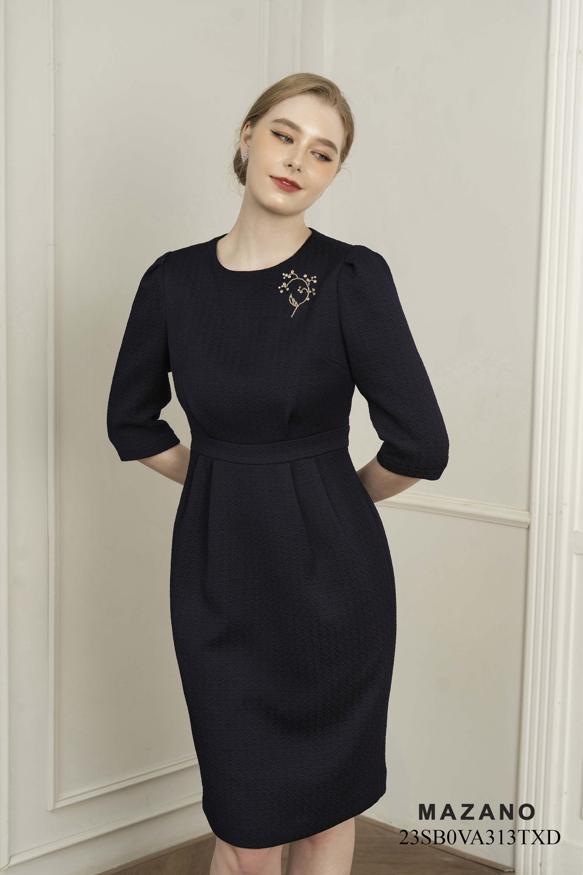 Váy Đầm ôm Chân xếp ly Vải thô xốp Đính trang trí ngực Cổ tròn Tay lỡ Dài qua gối_thumbnail_2