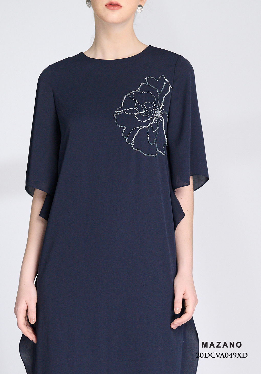 Đầm đen suông tay bèo đính kết cườm hoa to_thumbnail_4