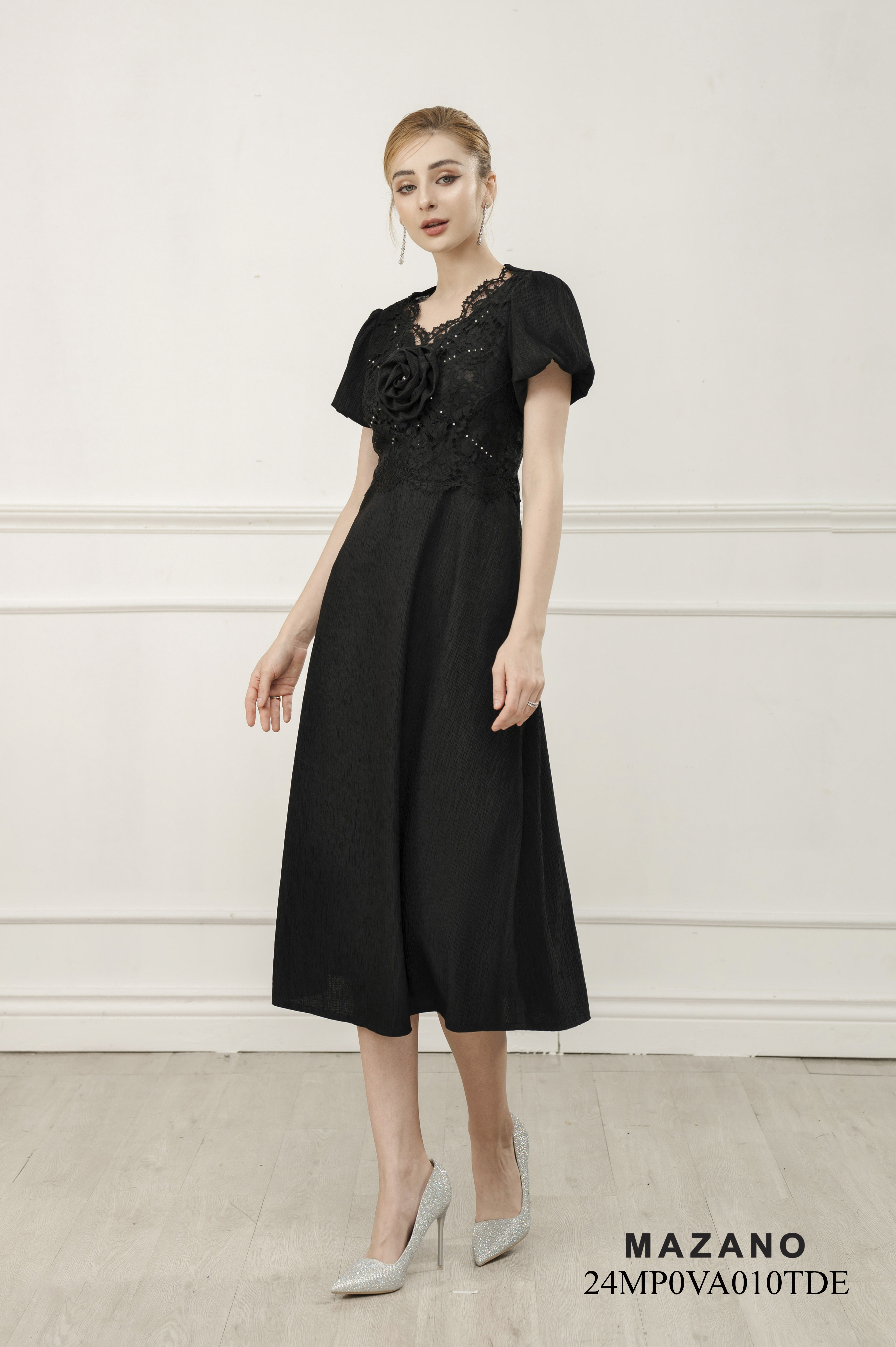 Đầm đen chân rủ phối ren đính hoa ngực_thumbnail_1