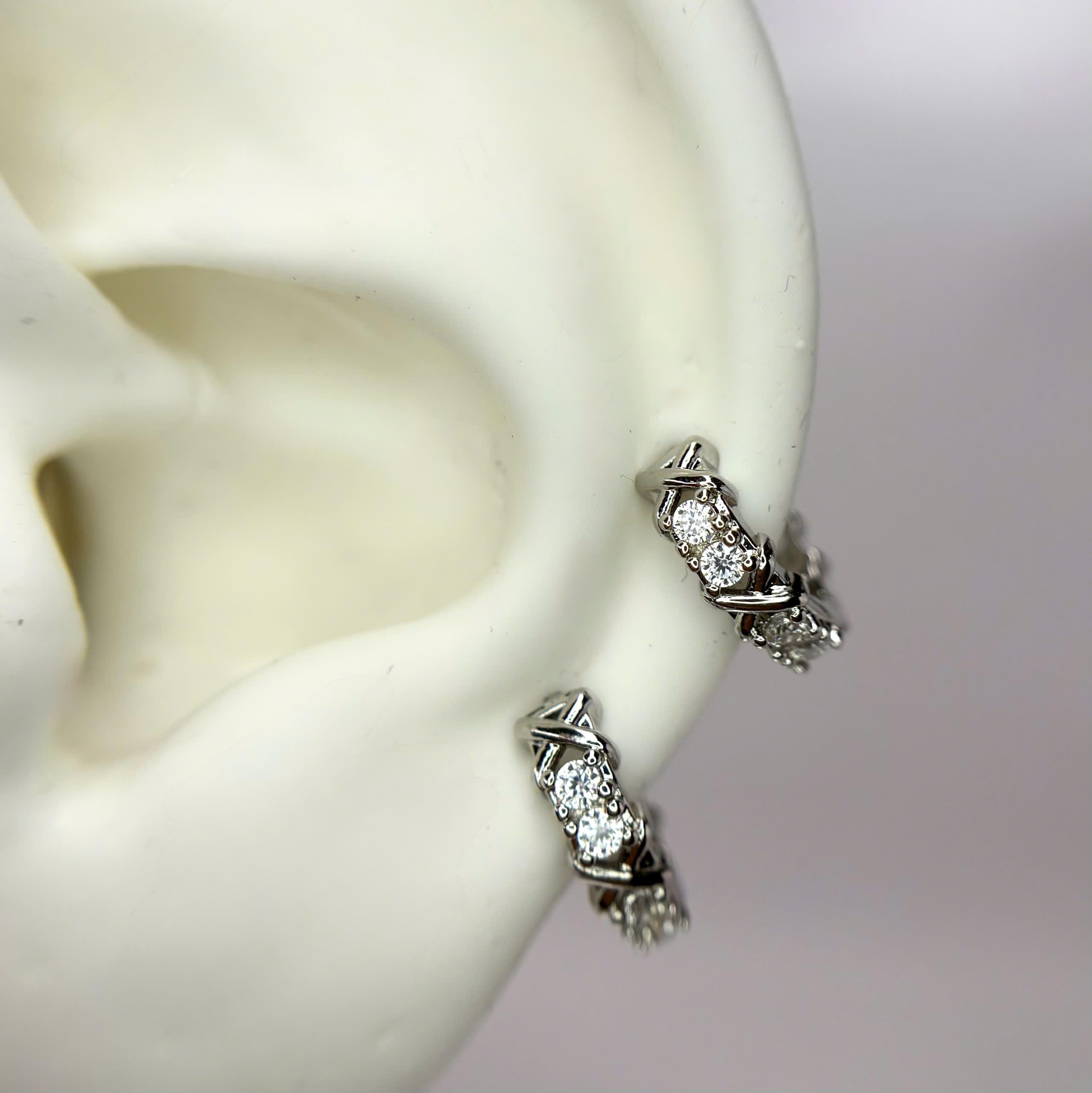 Khuyên vòng kiểu chữ X đá trắng